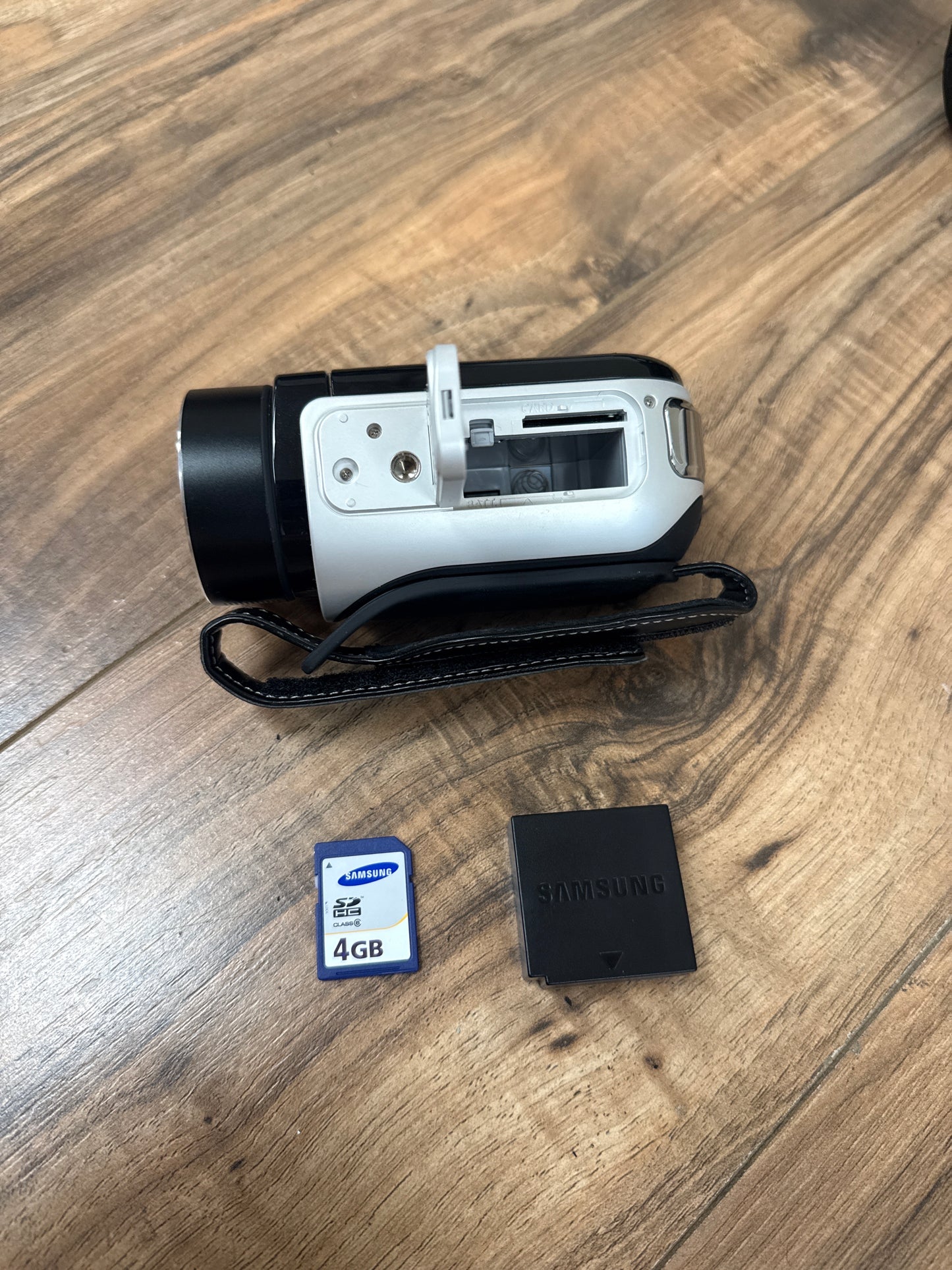 Samsung HMX-H100 Compact Full High Definition Camcorder