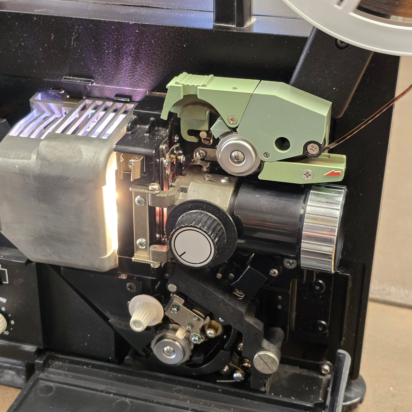 Elmo ST-600 M Super 8mm Sound Projector S# 409758 with The Wizard Of Oz Film