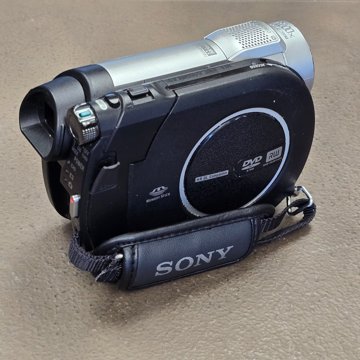 Sony DCR-DVD610 Handycam Camcorder Package (NTSC) S# 1293400