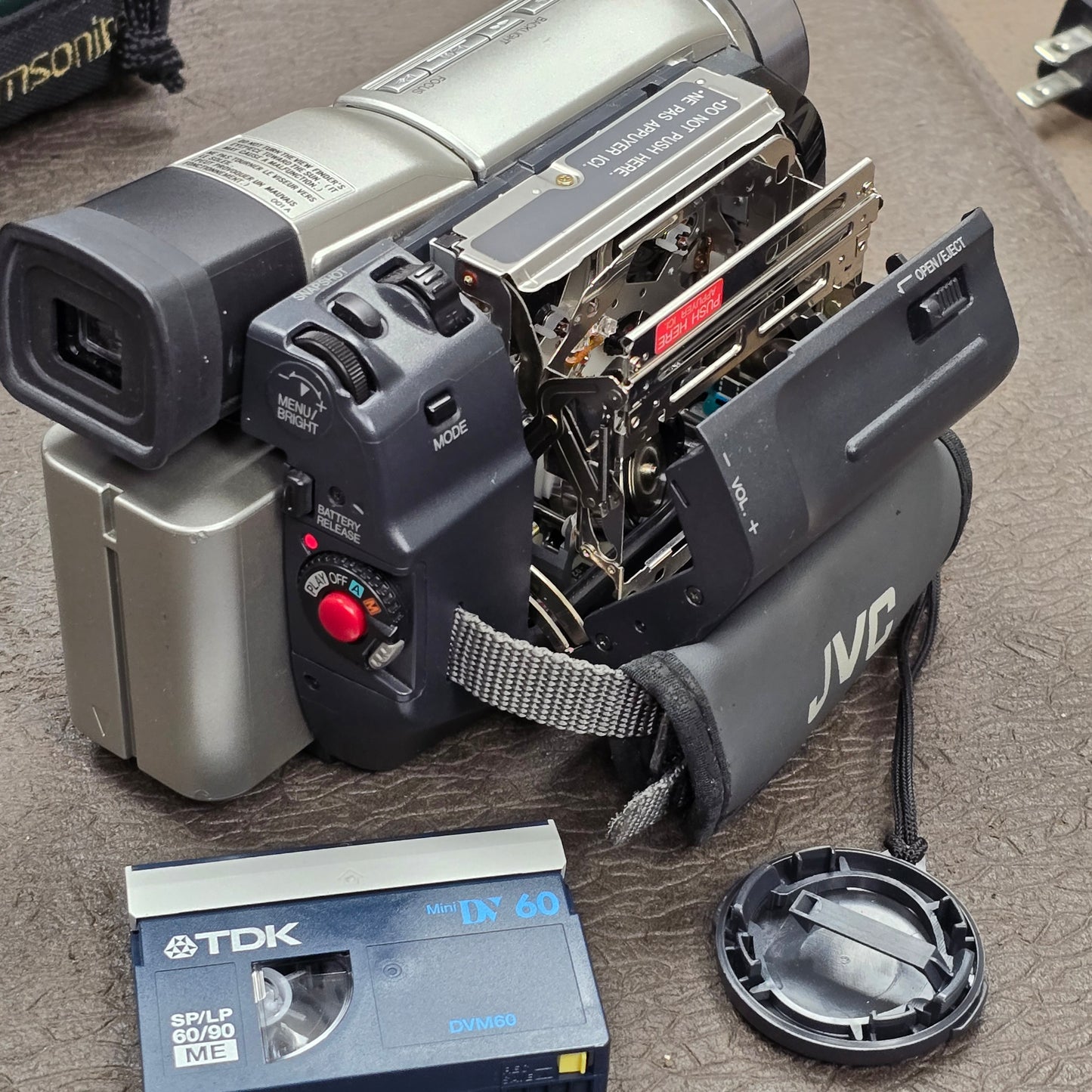 JVC GR-DVL805U Mini DV Camcorder Package (NTSC) S# 16572382