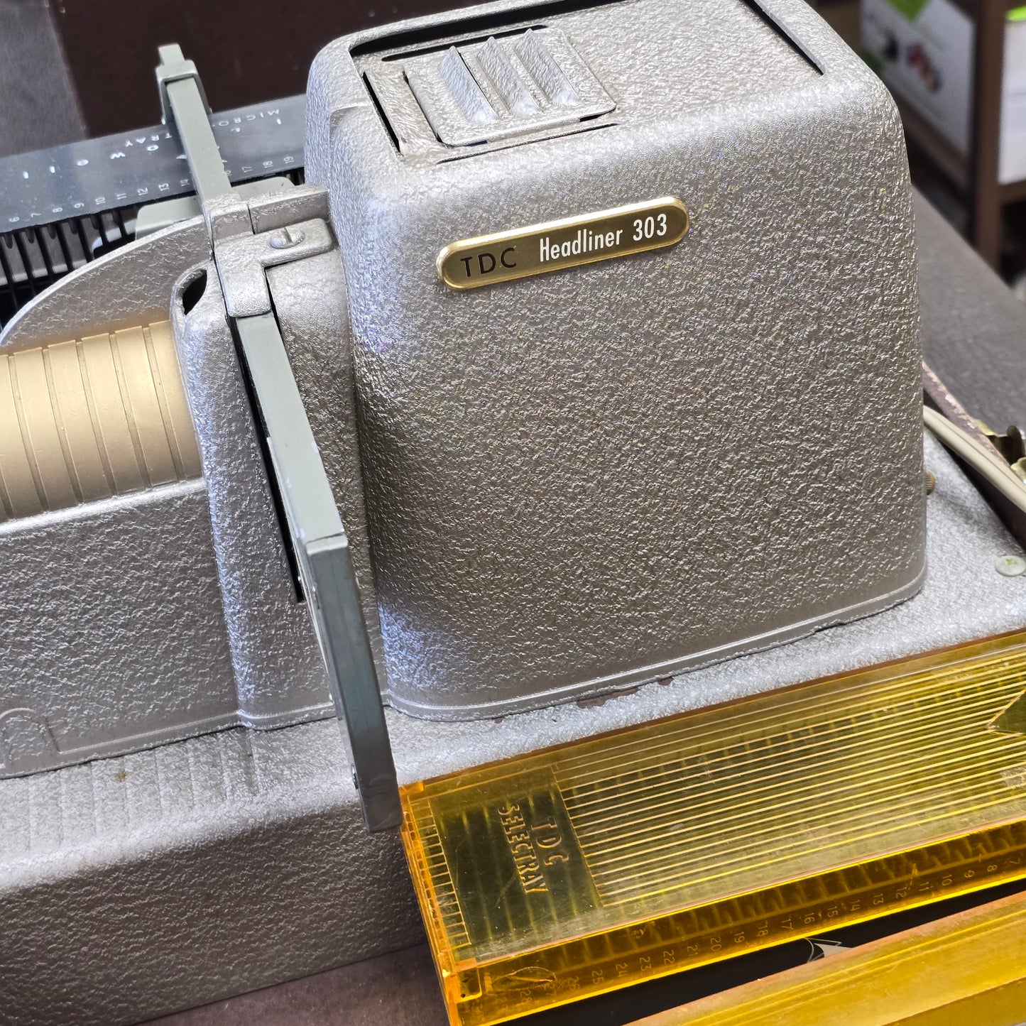 TDC Headliner 303 35mm Slide Projector with Carrying Case