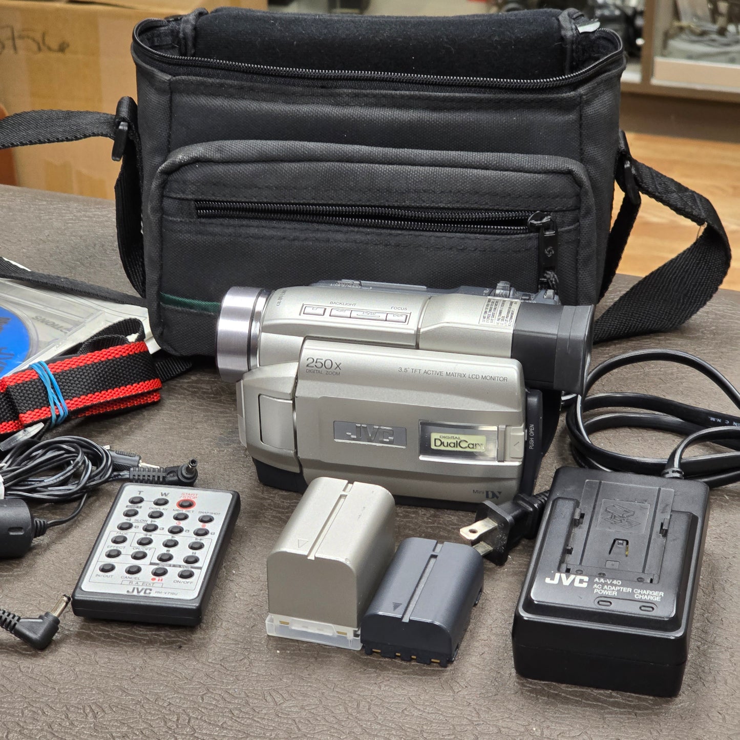 JVC GR-DVL805U Mini DV Camcorder Package (NTSC) S# 16572382