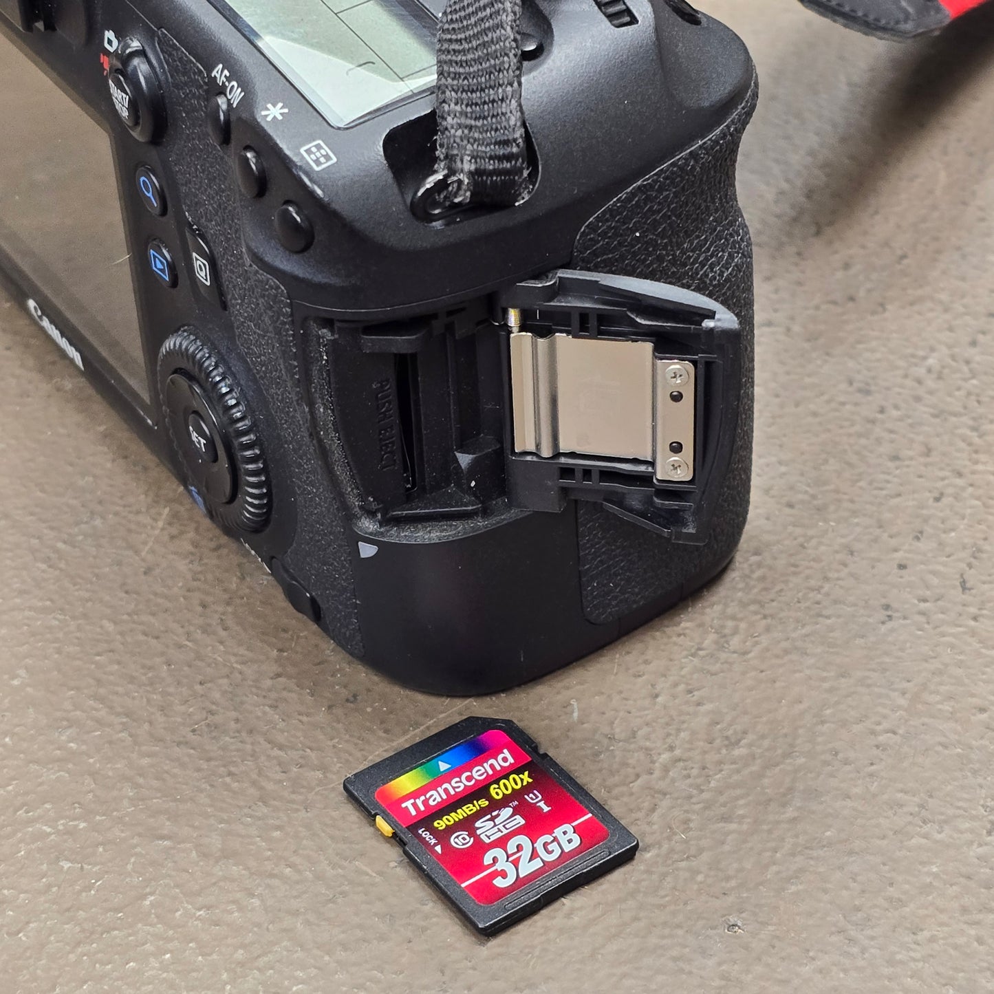 Canon EOS 6D DSLR Camera Body S# 052024003447