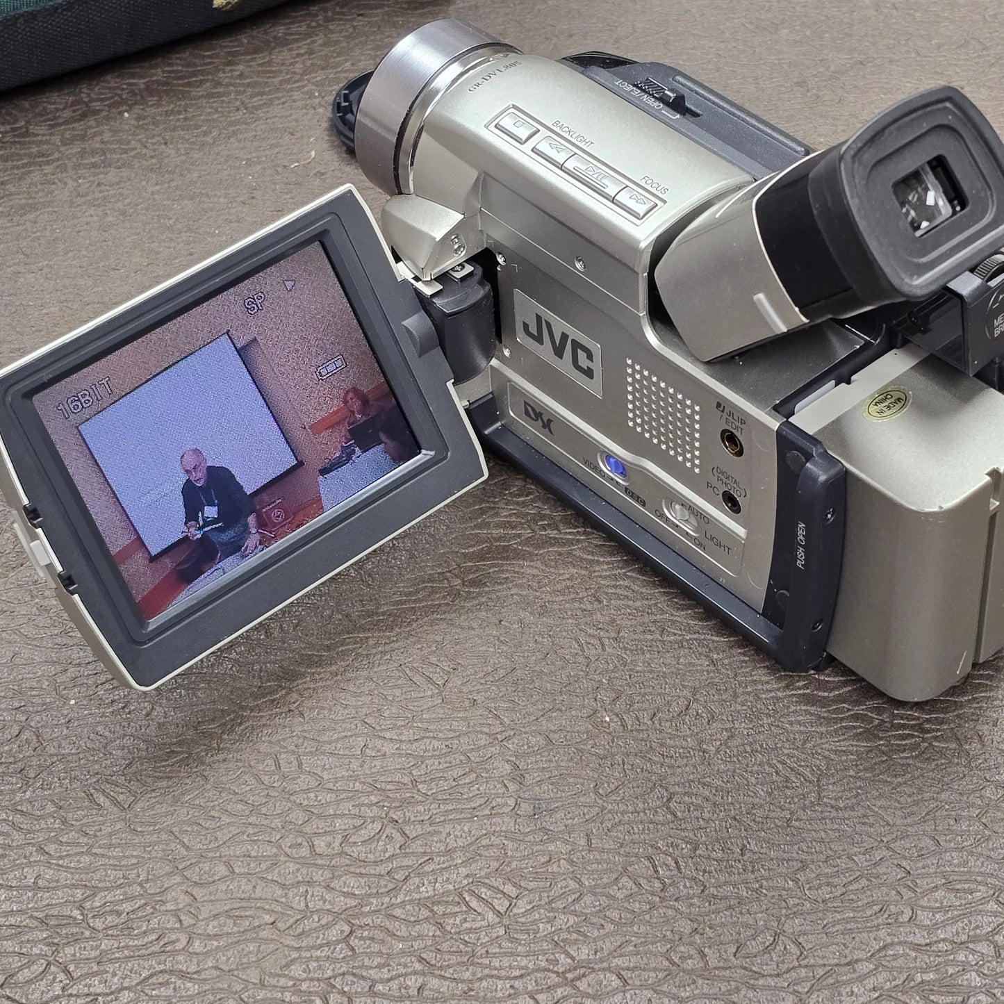 JVC GR-DVL805U Mini DV Camcorder Package (NTSC) S# 16572382
