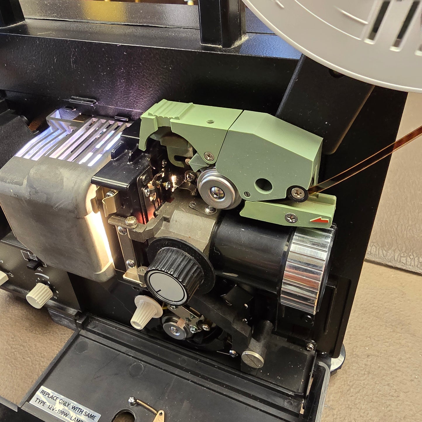 Elmo ST-600 M Super 8mm Sound Projector S# 409758 with The Wizard Of Oz Film