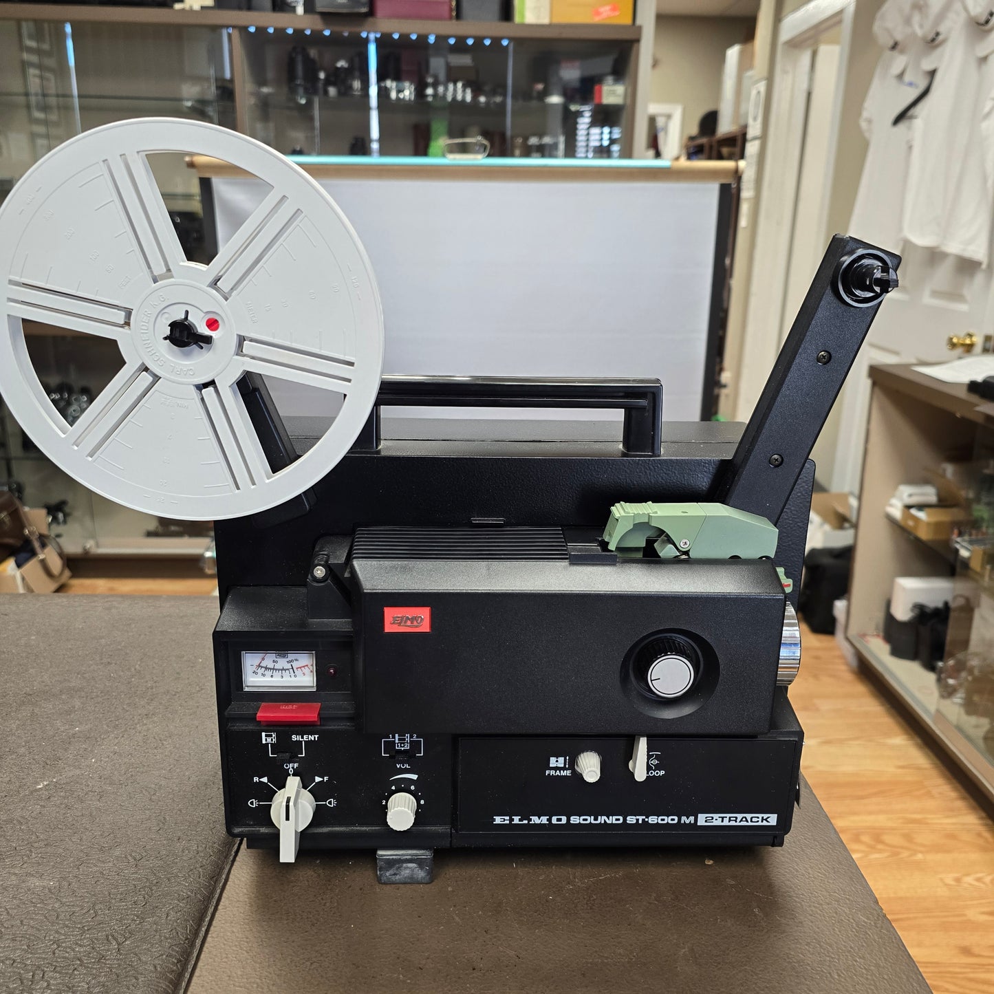 Elmo ST-600 M Super 8mm Sound Projector S# 409758 with The Wizard Of Oz Film