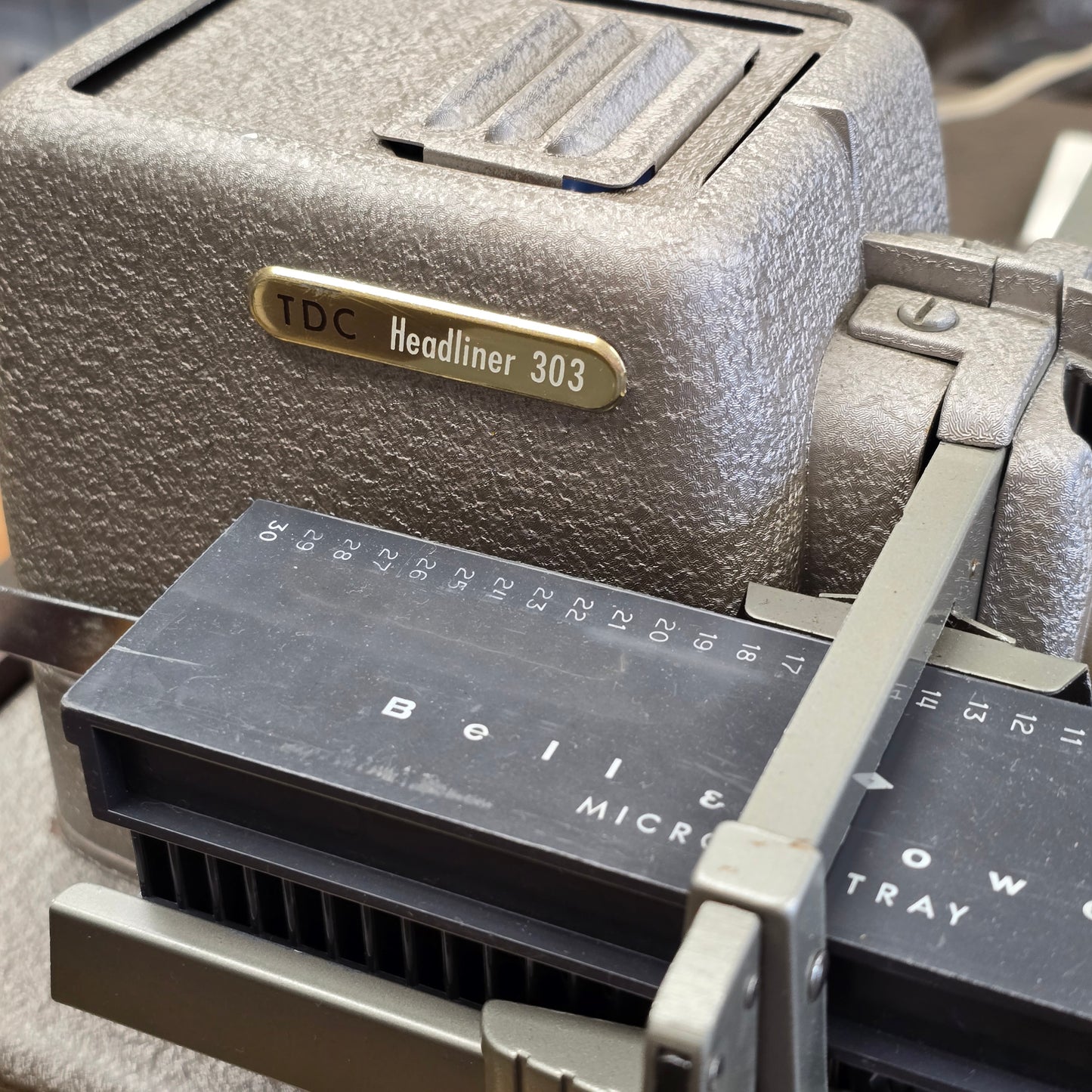 TDC Headliner 303 35mm Slide Projector with Carrying Case