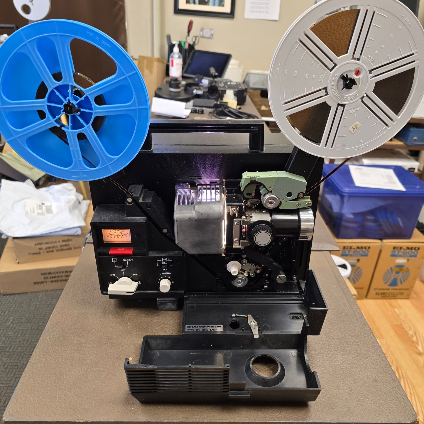 Elmo ST-600 M Super 8mm Sound Projector S# 409758 with The Wizard Of Oz Film