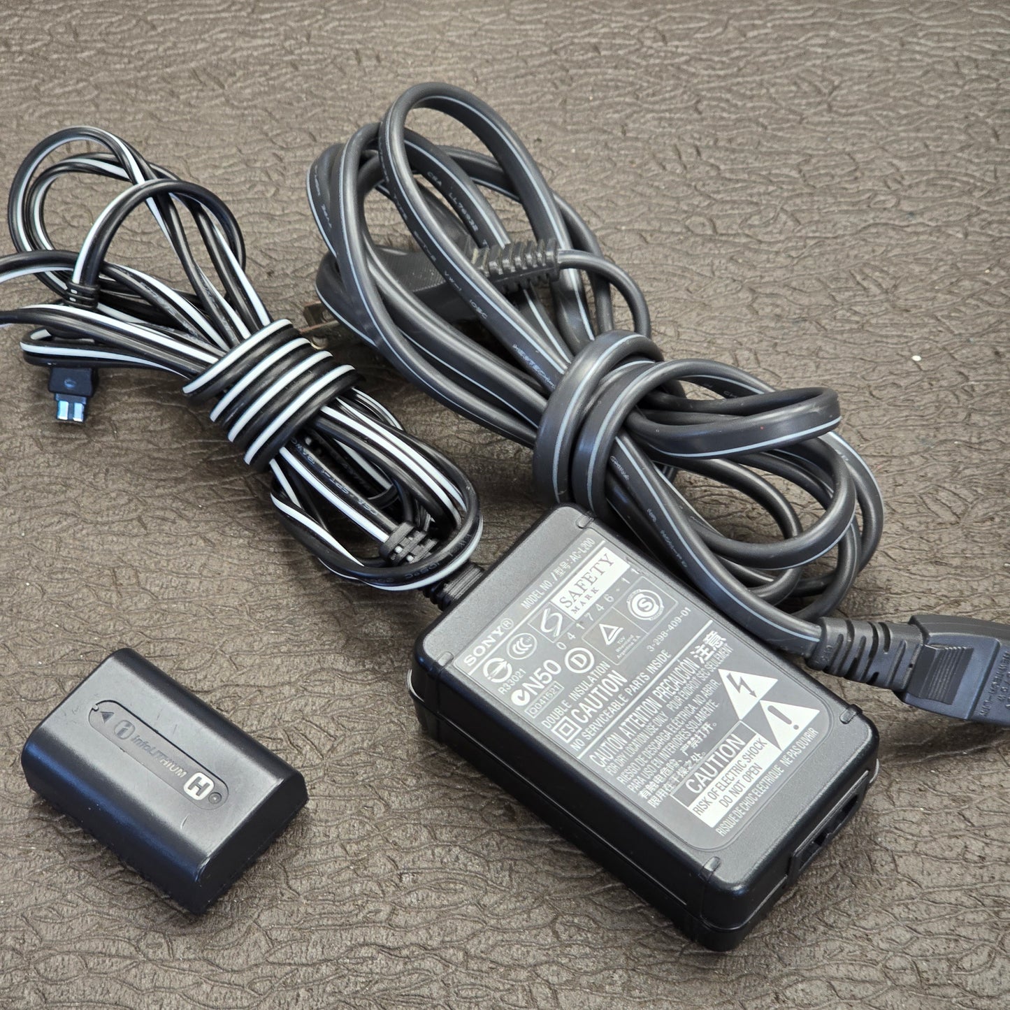 Sony DCR-DVD610 Handycam Camcorder Package (NTSC) S# 1293400