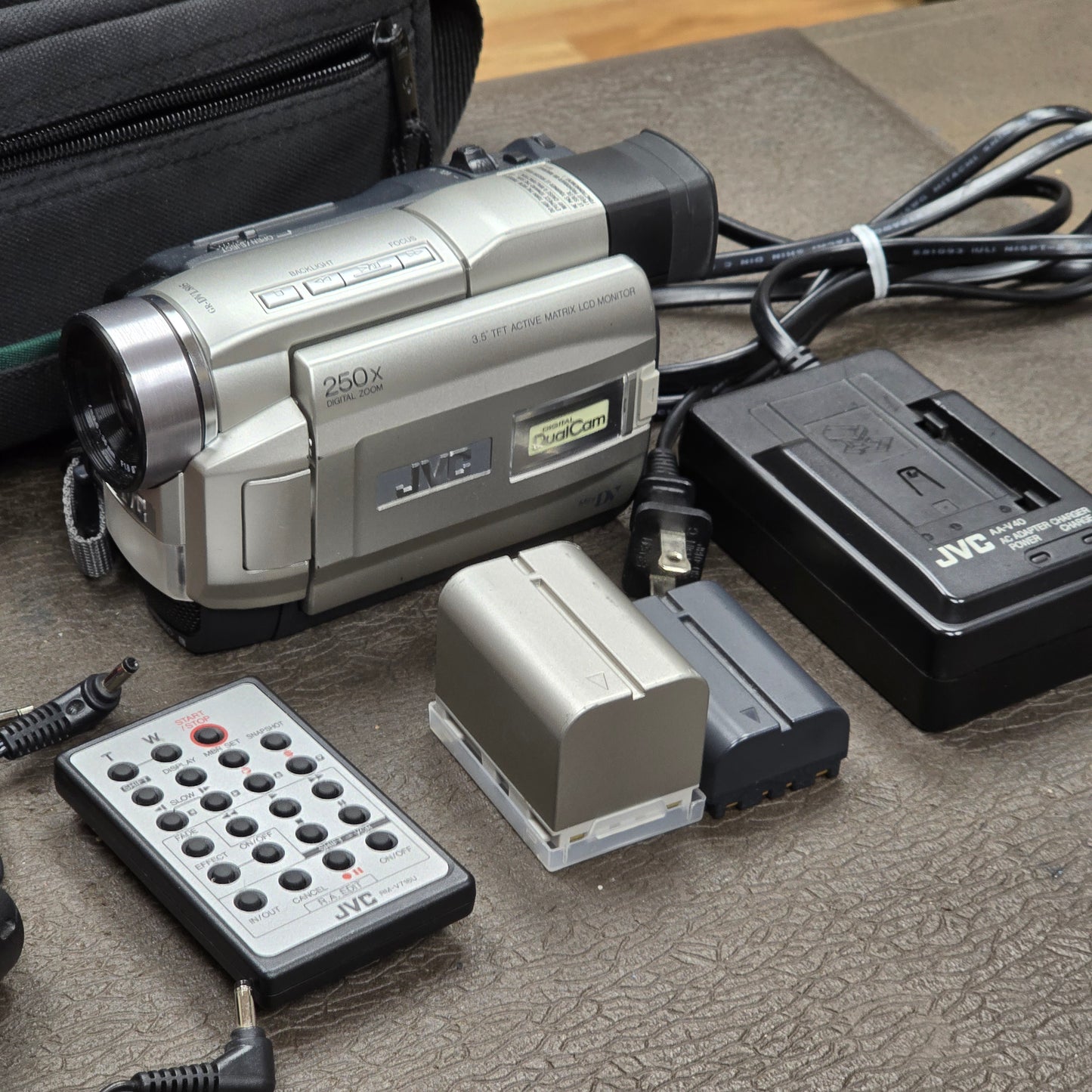 JVC GR-DVL805U Mini DV Camcorder Package (NTSC) S# 16572382