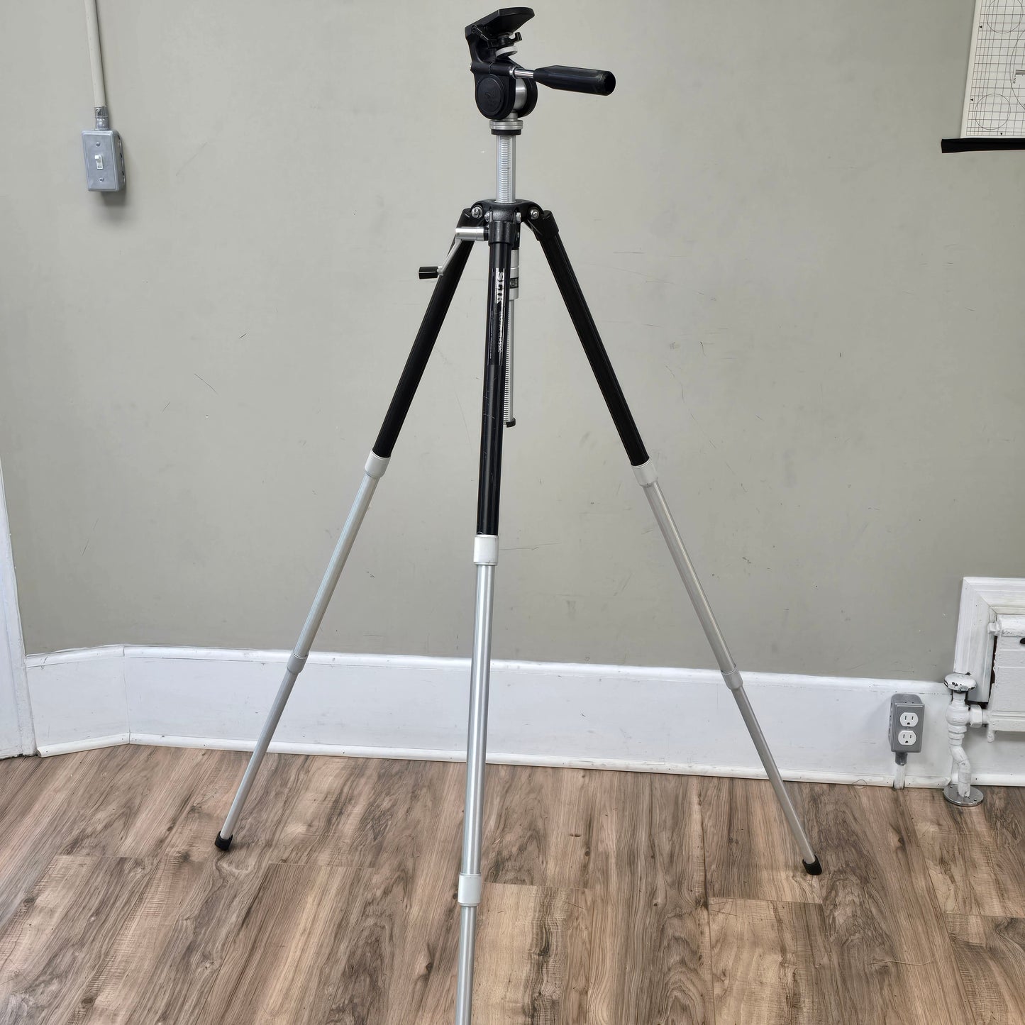 Slik Master Classic 3-Section Aluminum Tripod with Single Handle Pan Head