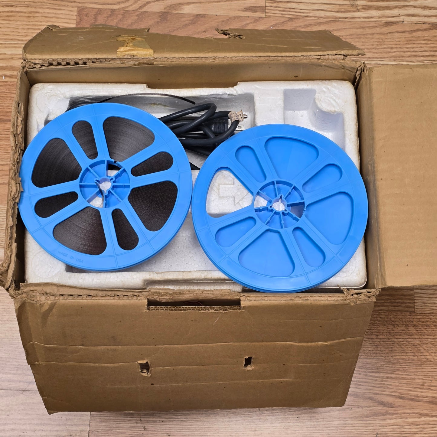 Elmo ST-600 M Super 8mm Sound Projector S# 409758 with The Wizard Of Oz Film