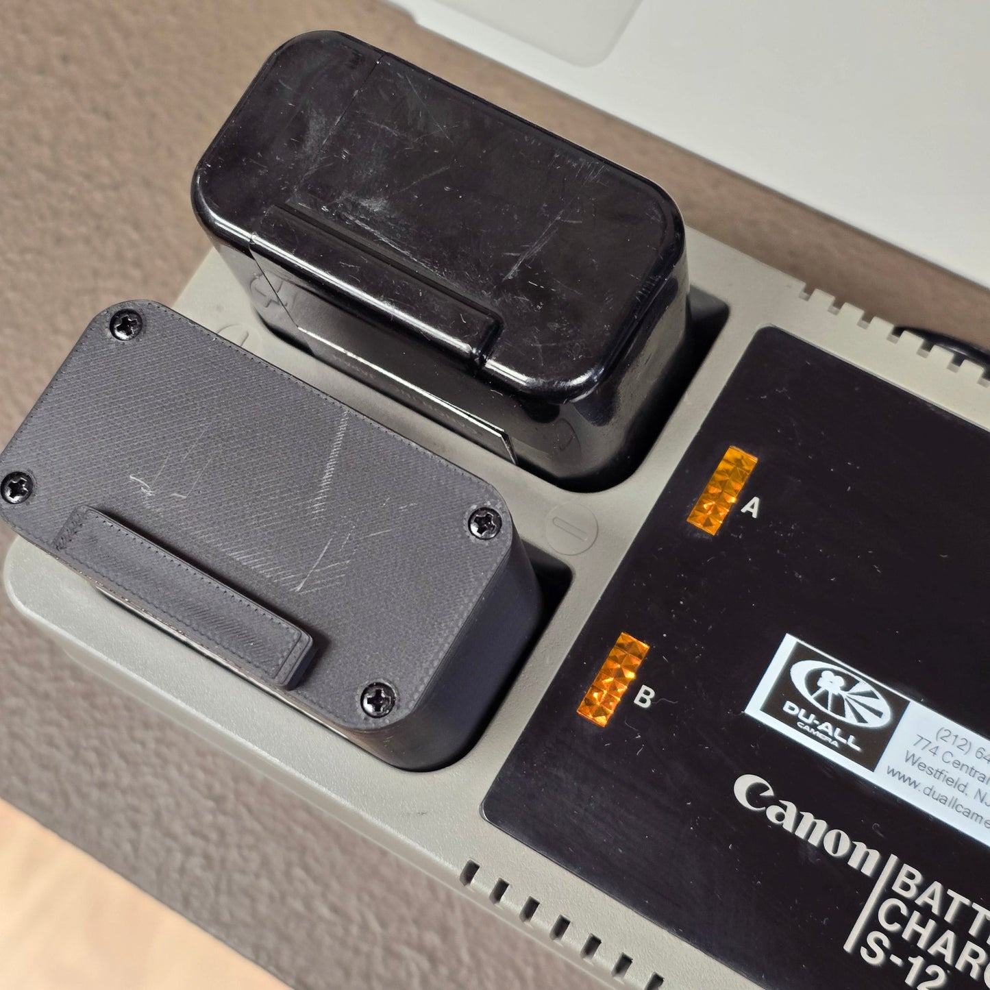 Canon S-12 Dual 12 volt battery charger S# 002107