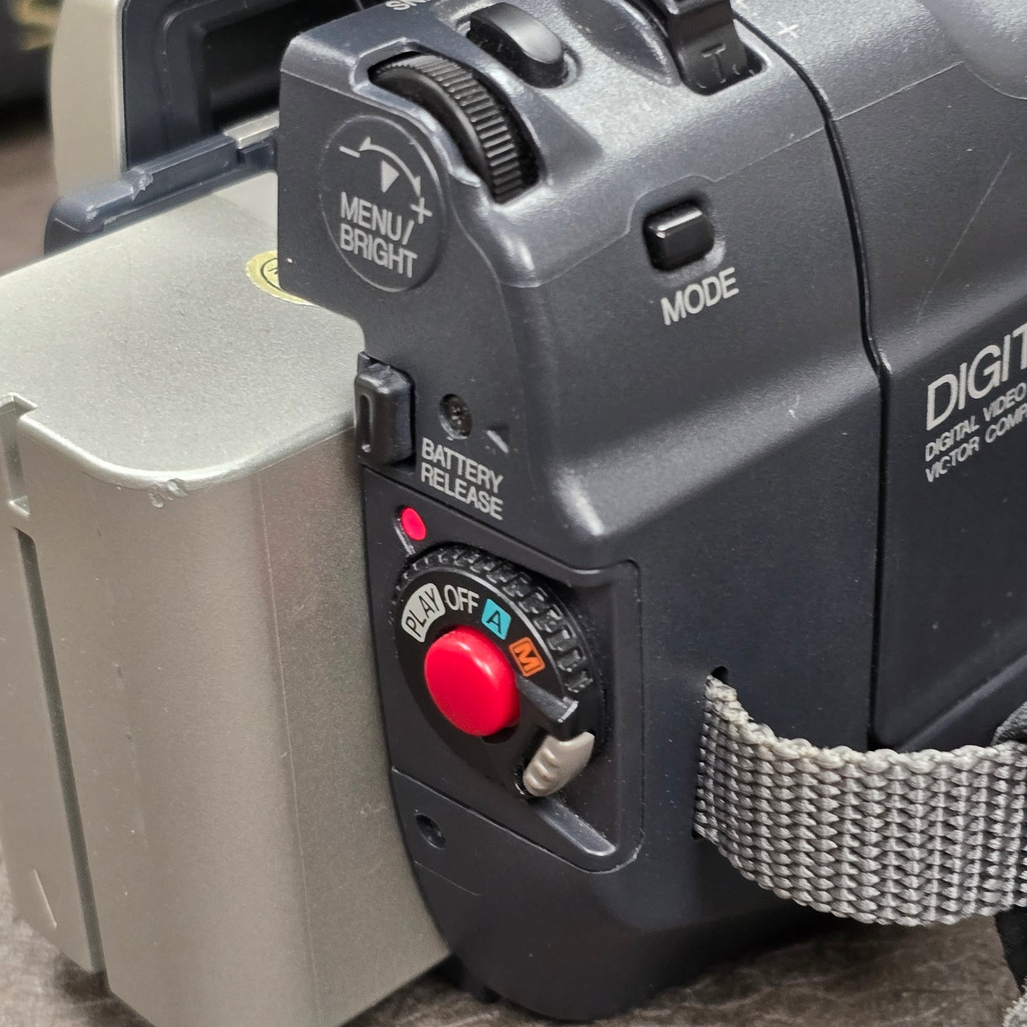 JVC GR-DVL805U Mini DV Camcorder Package (NTSC) S# 16572382