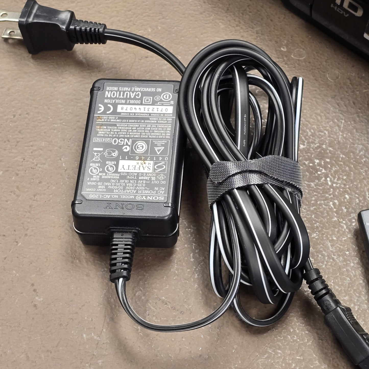 Sony HDR-HC9 HDV Mini DV 1080i Camcorder Package (NTSC) S# 122618
