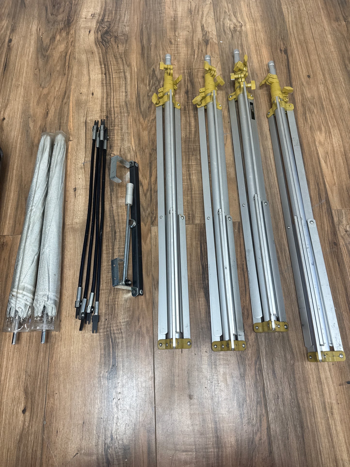 Lowel Light Kit w/ 2 Totas, 2 Omnis 4 stands, 2 umbrellas, 1 travel case (lightly used)
