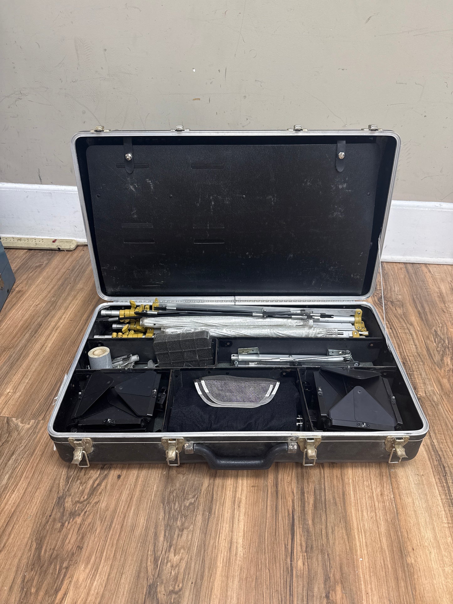 Lowel Light Kit w/ 2 Totas, 2 Omnis 4 stands, 2 umbrellas, 1 travel case (lightly used)