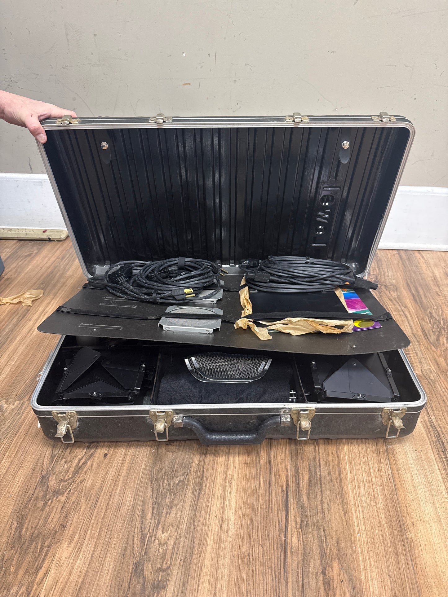 Lowel Light Kit w/ 2 Totas, 2 Omnis 4 stands, 2 umbrellas, 1 travel case (lightly used)