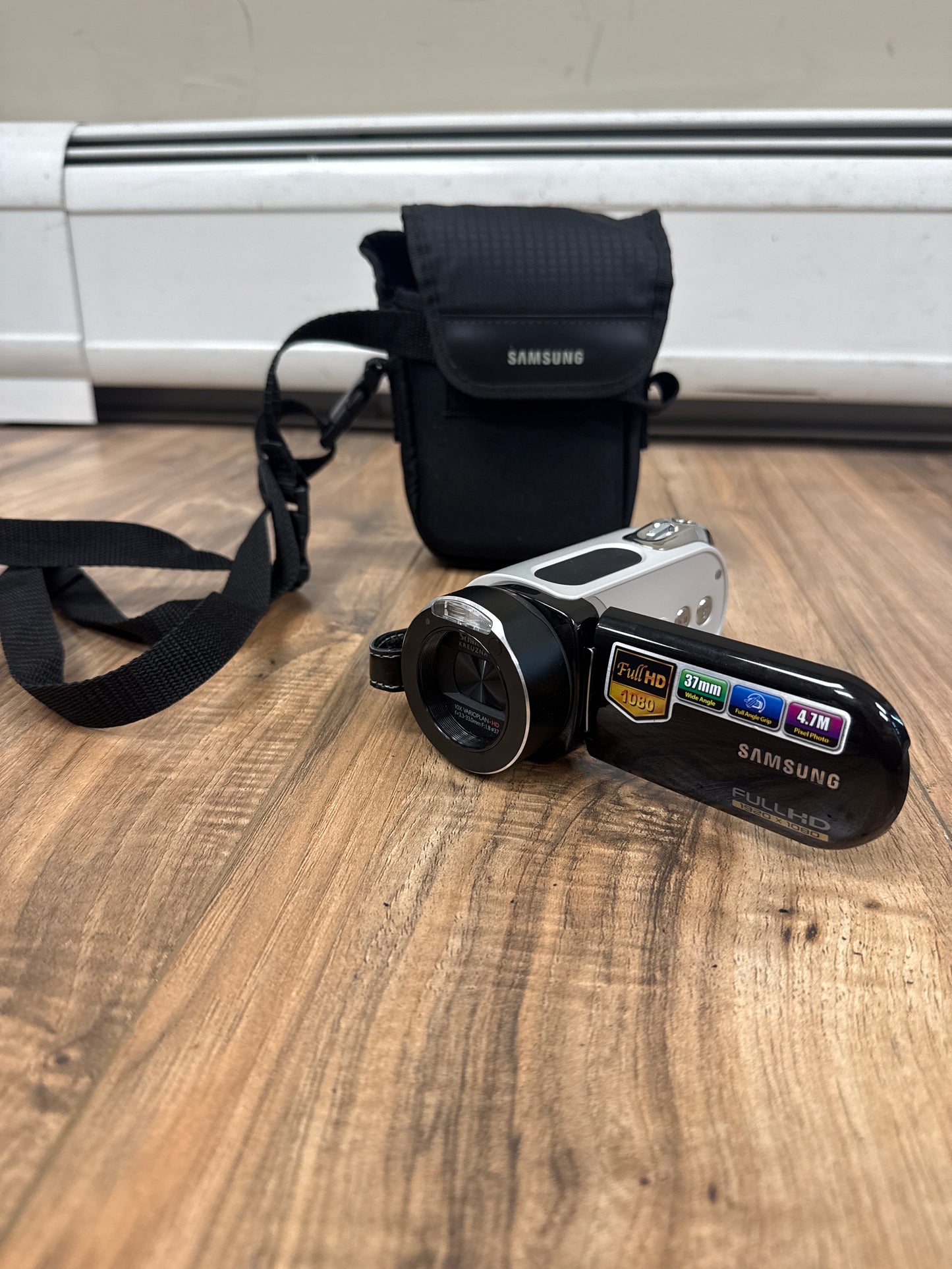 Samsung HMX-H100 Compact Full High Definition Camcorder