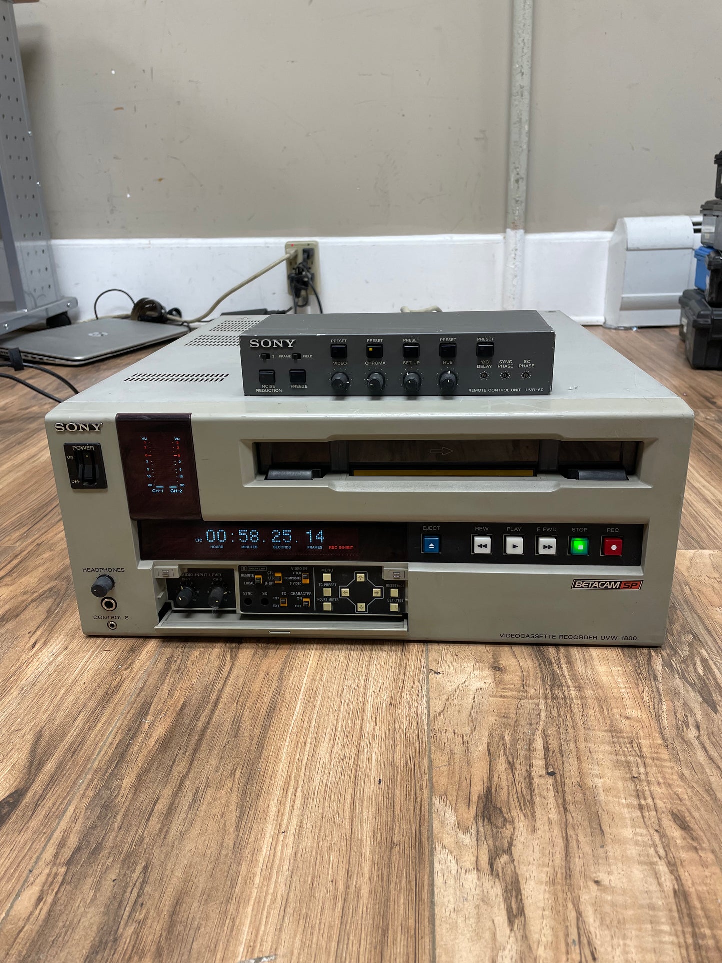 Sony UVW-1800 | Betacam SP VideoCassette Recorder w/ Sony UVR-60 Remote Control Unit