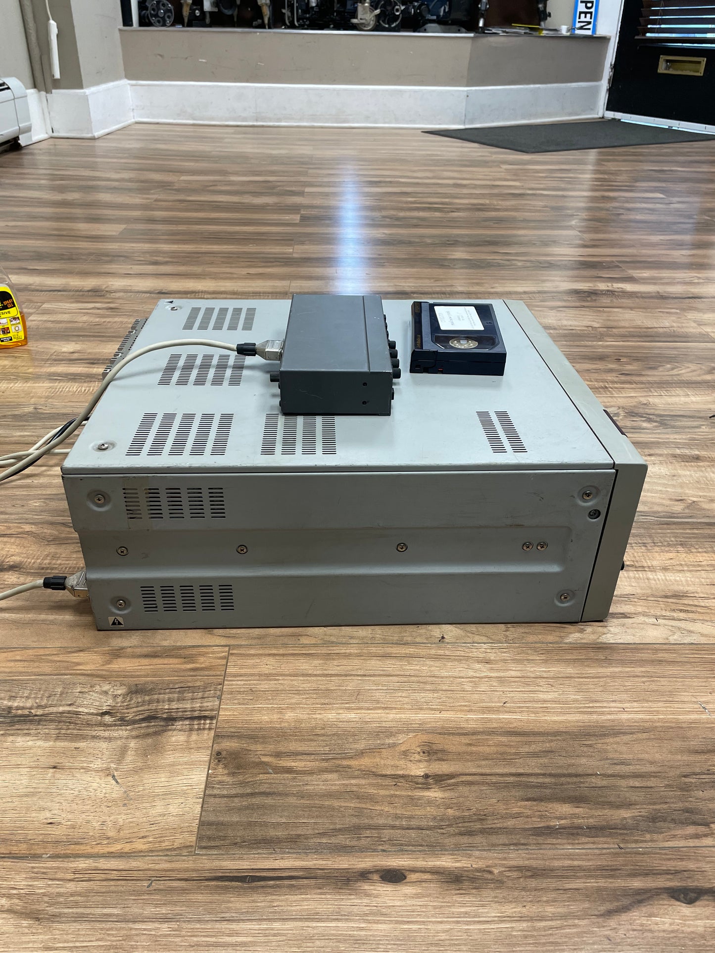 Sony UVW-1800 | Betacam SP VideoCassette Recorder w/ Sony UVR-60 Remote Control Unit