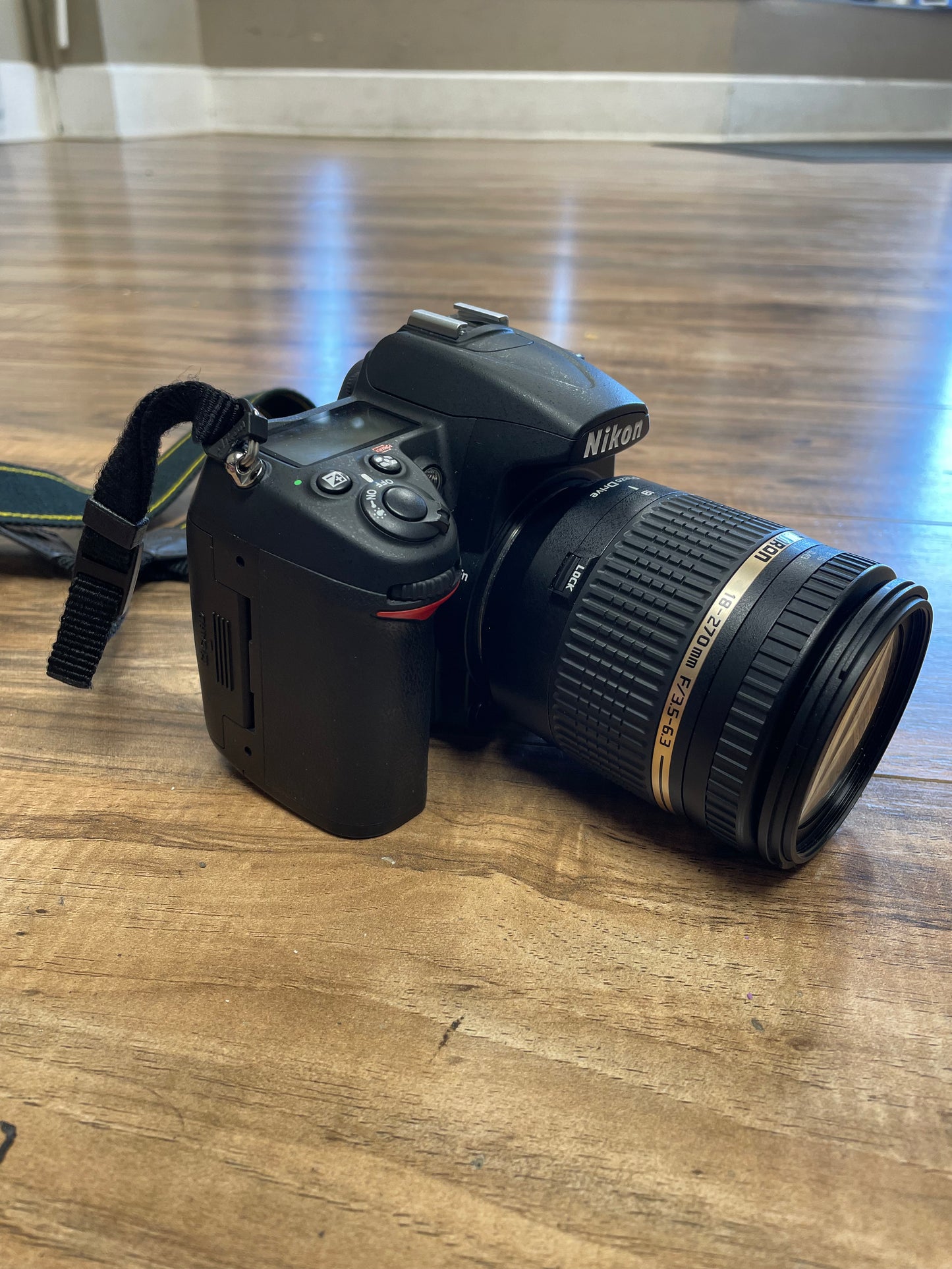 Nikon D7000 16.2MP w/ Tamron AF 18-270mm f3.5-6.3 Lens & Bag