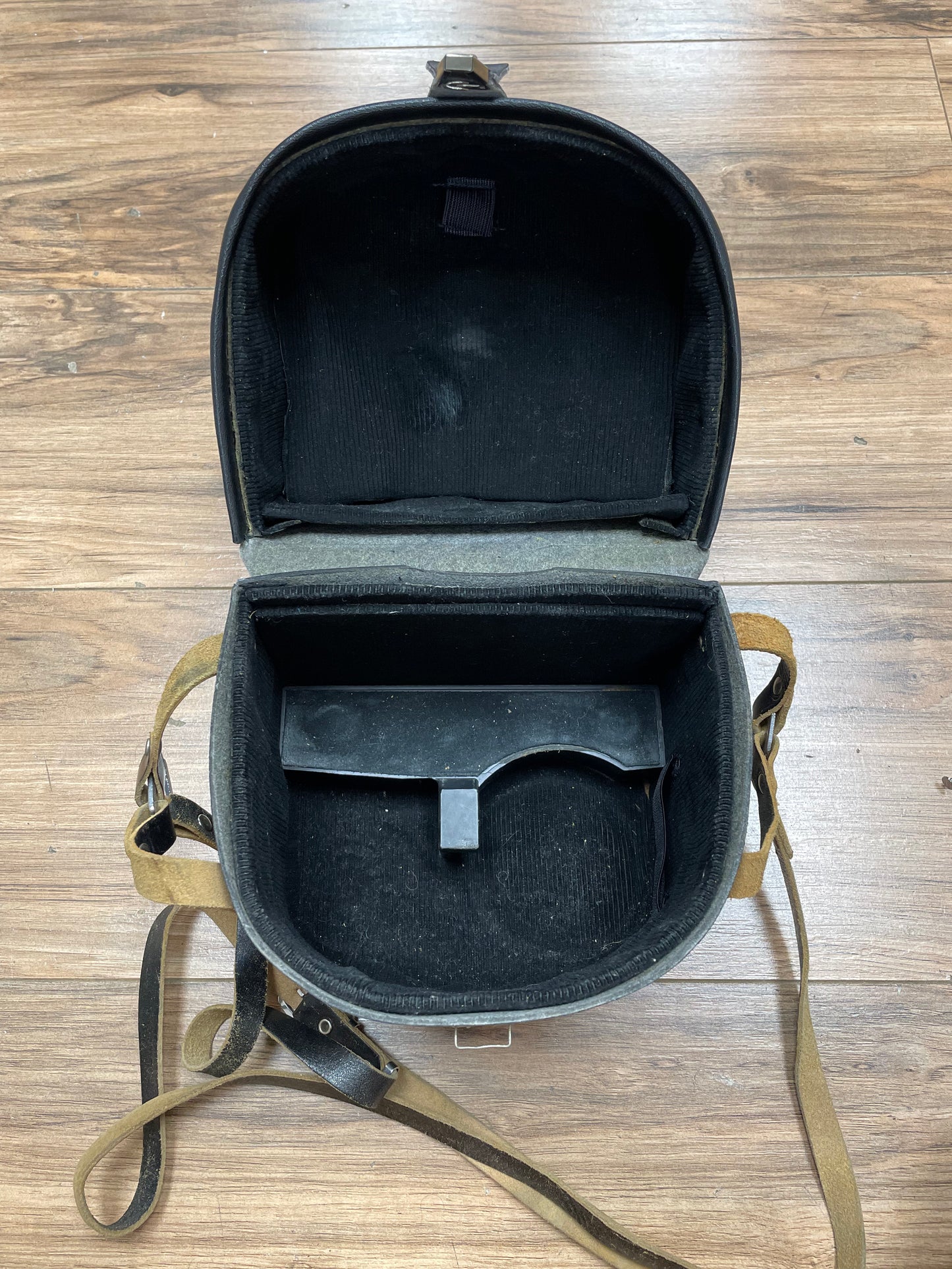 Kiev-60 + MC Volna-3 80mm f2.8 Medium Format Camera + TTL Prism Finder + Leather Carrying Bag + Accessories