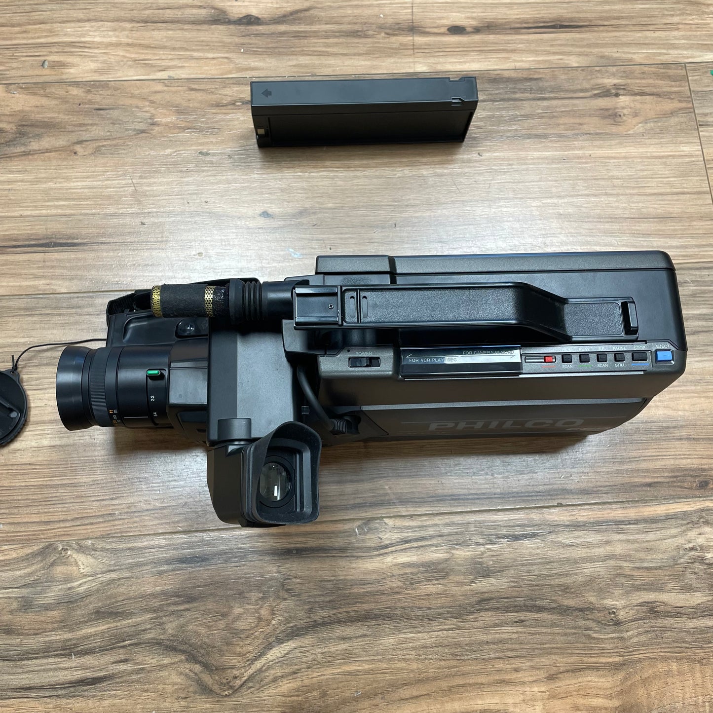 Philco VCR809AV01 VHS High Shutter CCD Analog Movie Camcorder S# 62067301 w/ Case