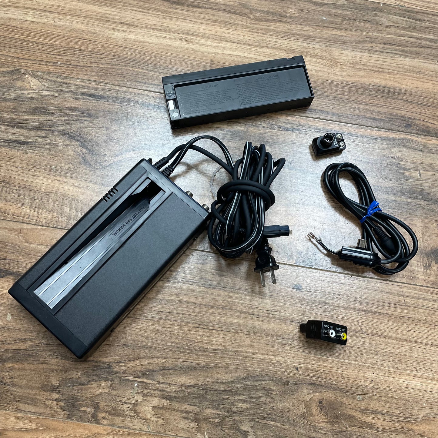 Philco VCR809AV01 VHS High Shutter CCD Analog Movie Camcorder S# 62067301 w/ Case