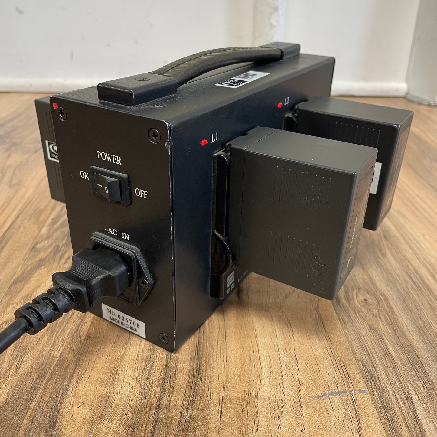 Phylion PL-4680P Quad Charger for Panasonic D54 DV Batteries - S# 065706