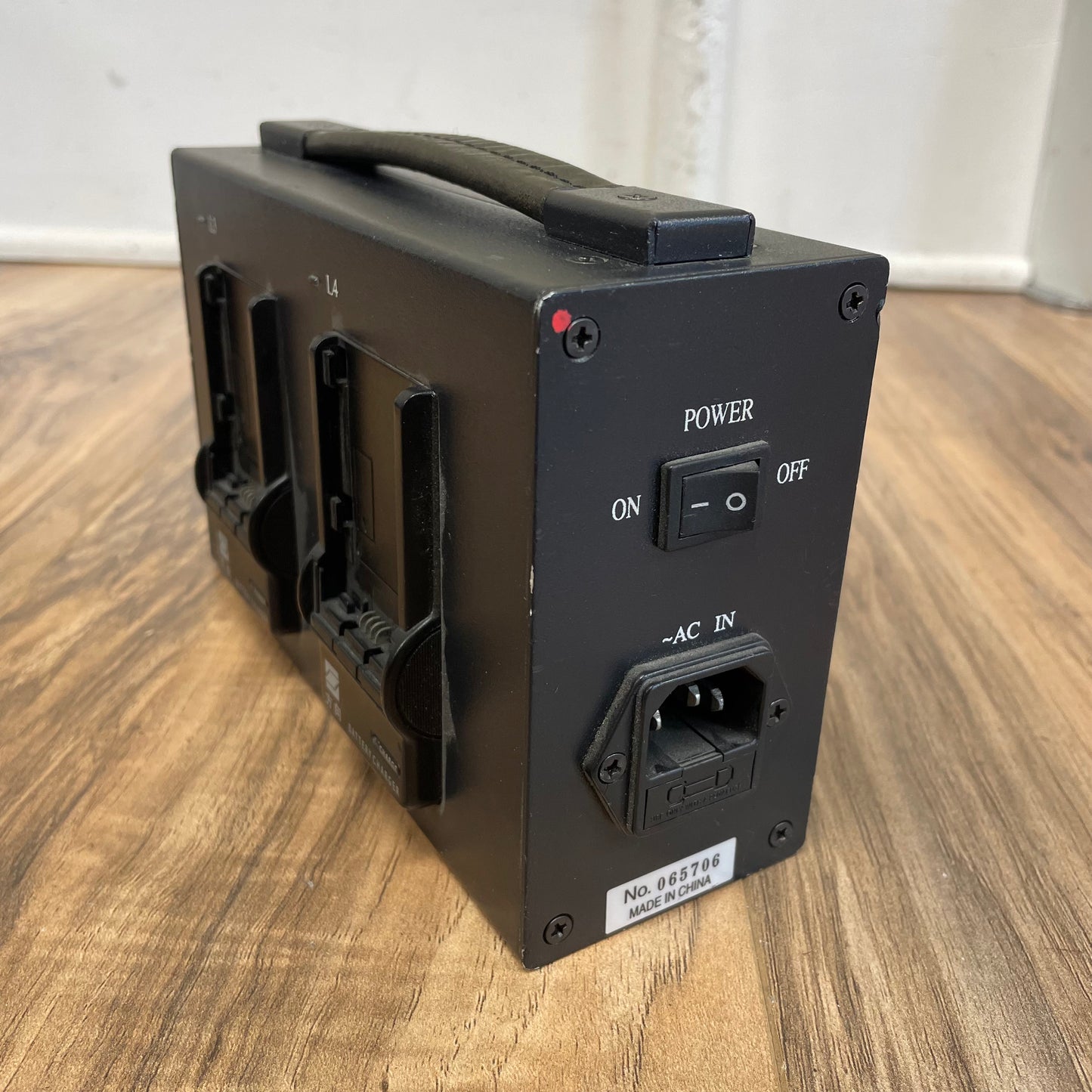Phylion PL-4680P Quad Charger for Panasonic D54 DV Batteries - S# 065706