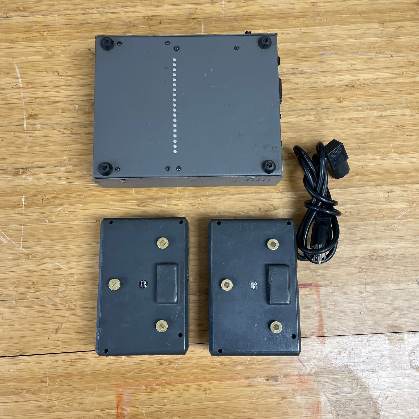 Phylion AN-2000A AB/Gold Mount Batteries (2) w/ Dual Charger Kit #2