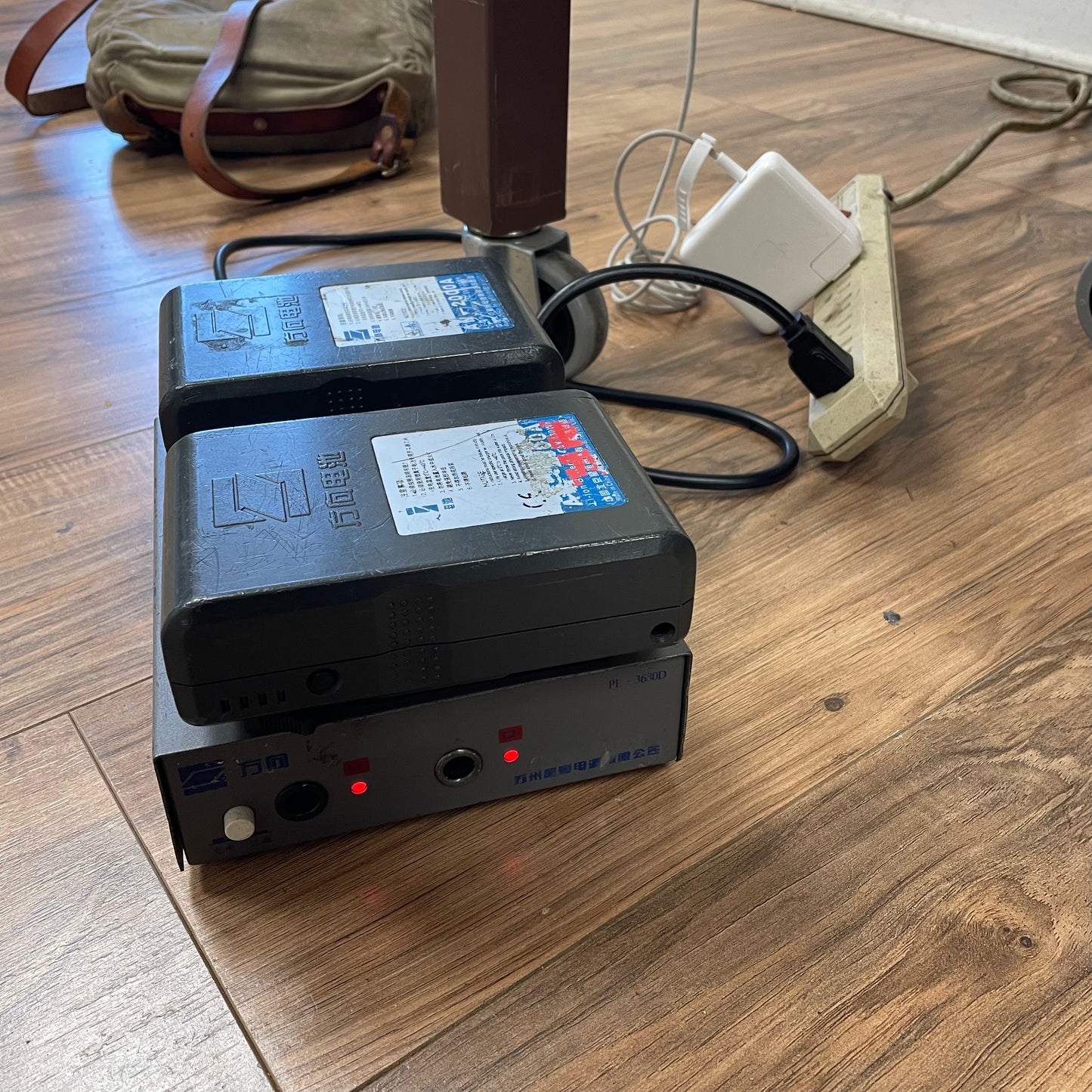 Phylion AN-2000A AB/Gold Mount Batteries (2) w/ Dual Charger Kit #2
