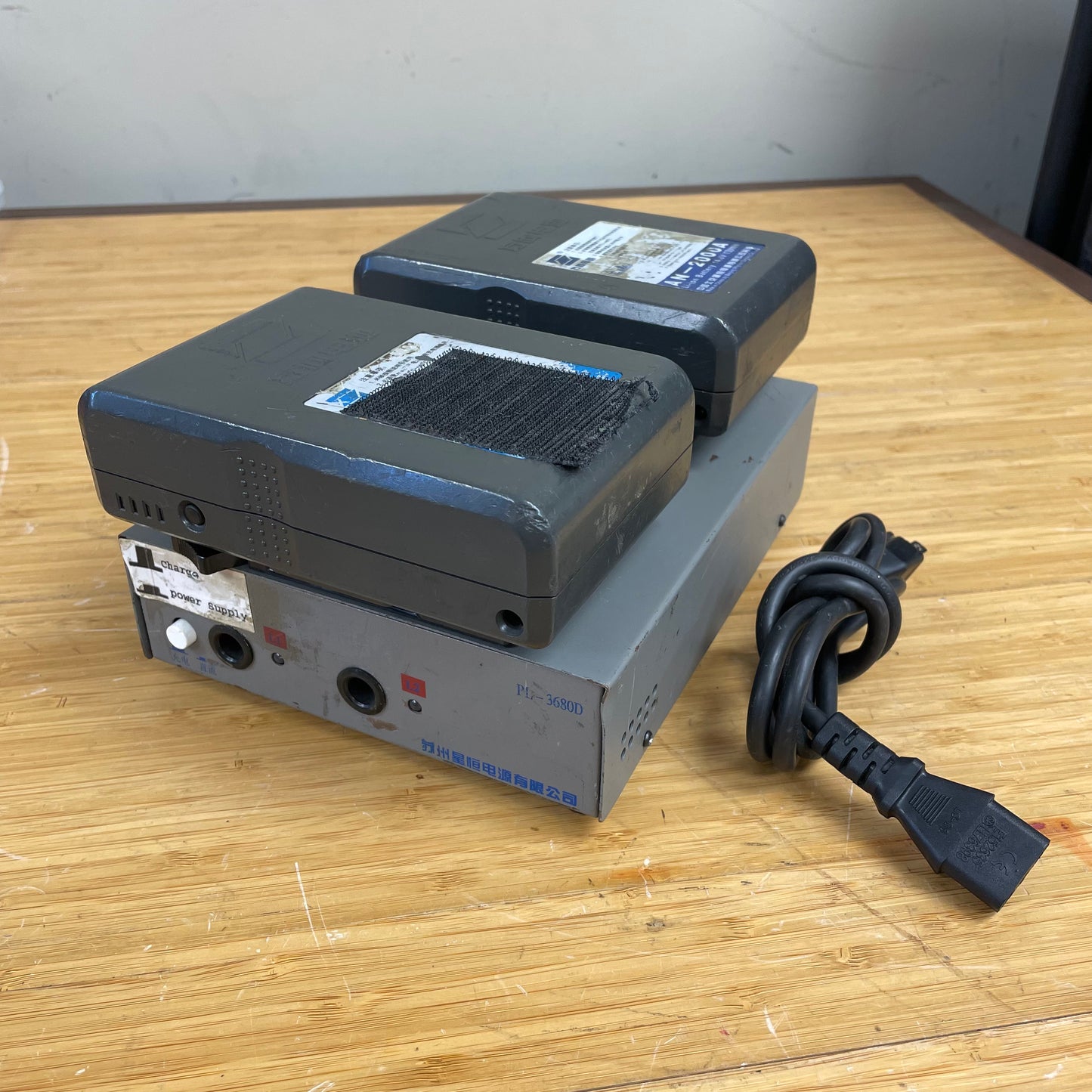 Phylion AN-2000A AB/Gold Mount Batteries (2) w/ Dual Charger Kit #3
