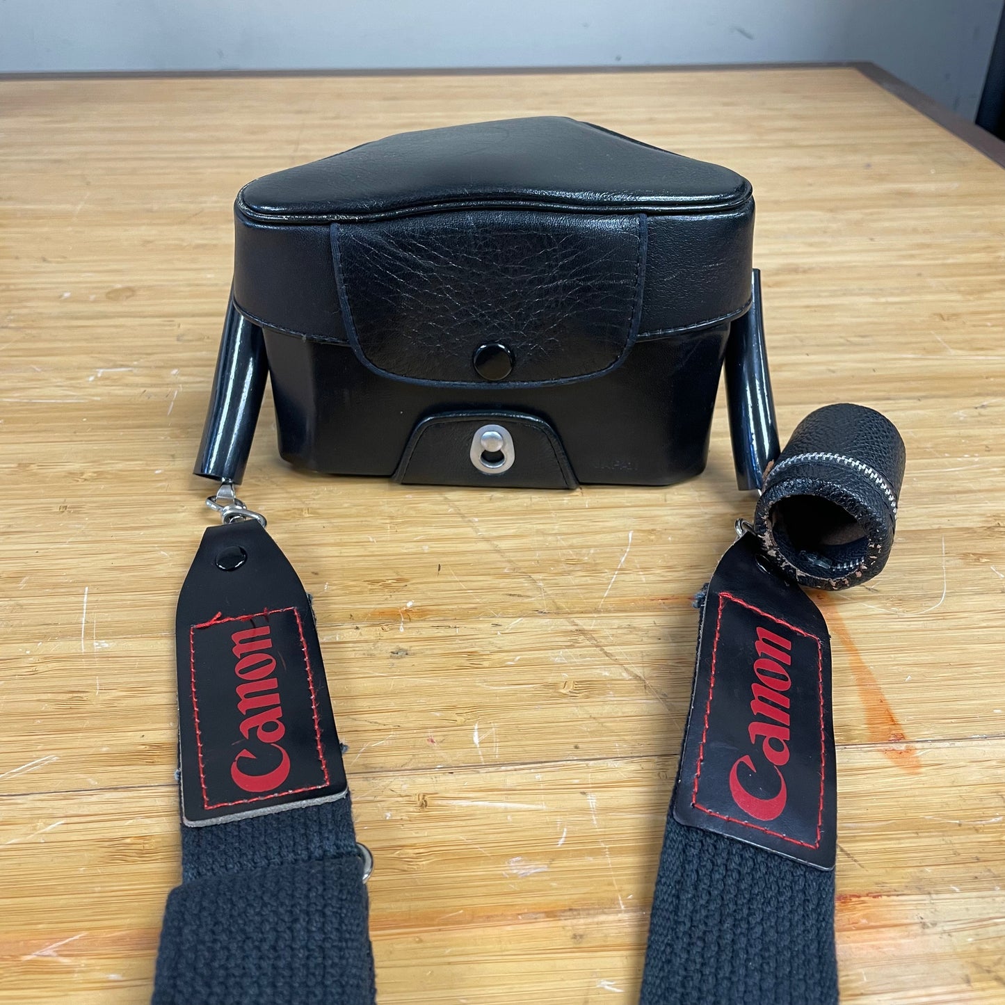 Canon FTb QL 35mm Camera Body S# 316608 w/ Canon FD 50mm T1.8 Lens S# 106768 & Canon Leather Case