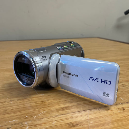 Panasonic HDC-SD1 HD Camcorder Leica Dicomar 3CCD AVCHD 12x Optical Zoom Silver w/ Carrying Bag