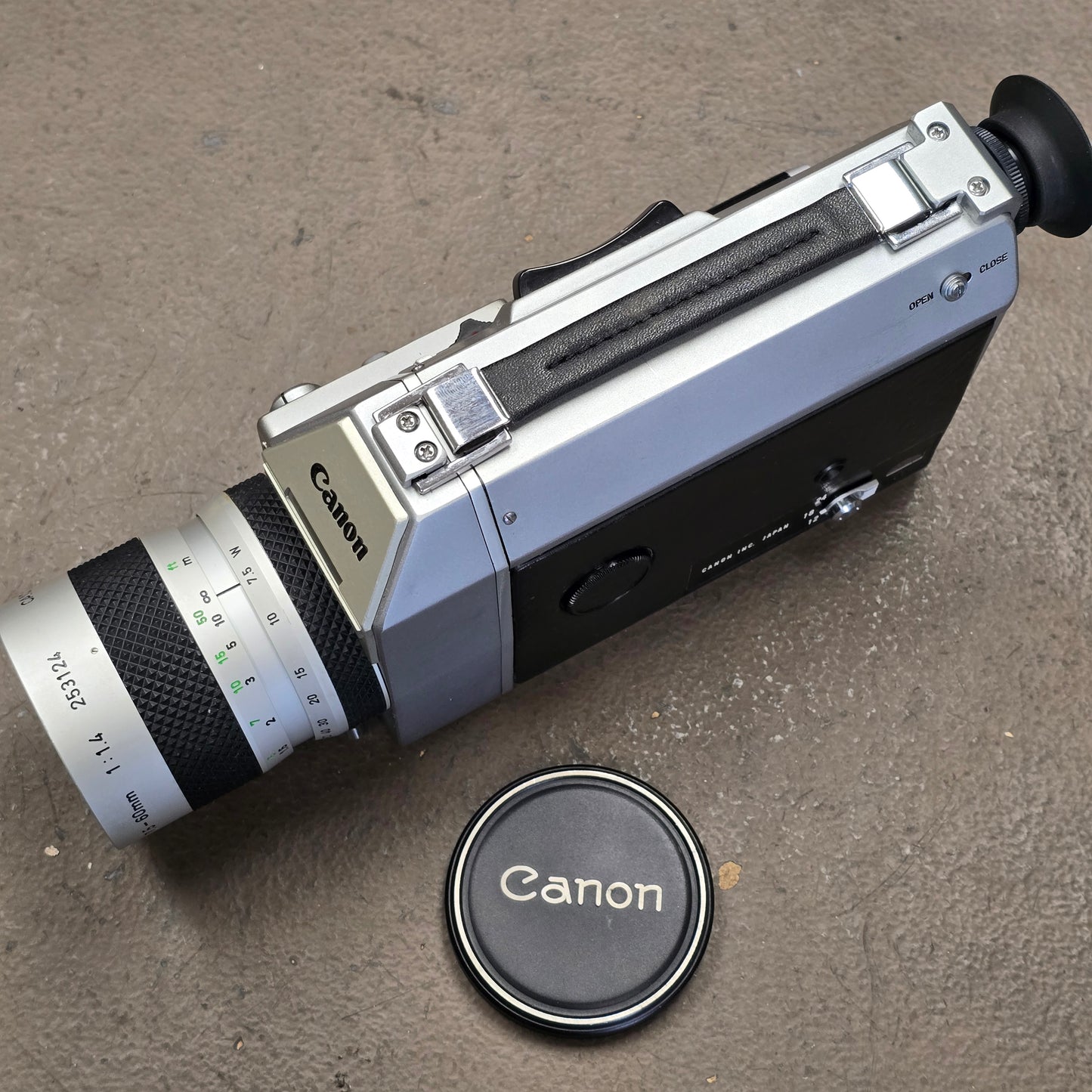 Canon 814 Autozoom Super 8mm Camera with Case S# 273369-253124