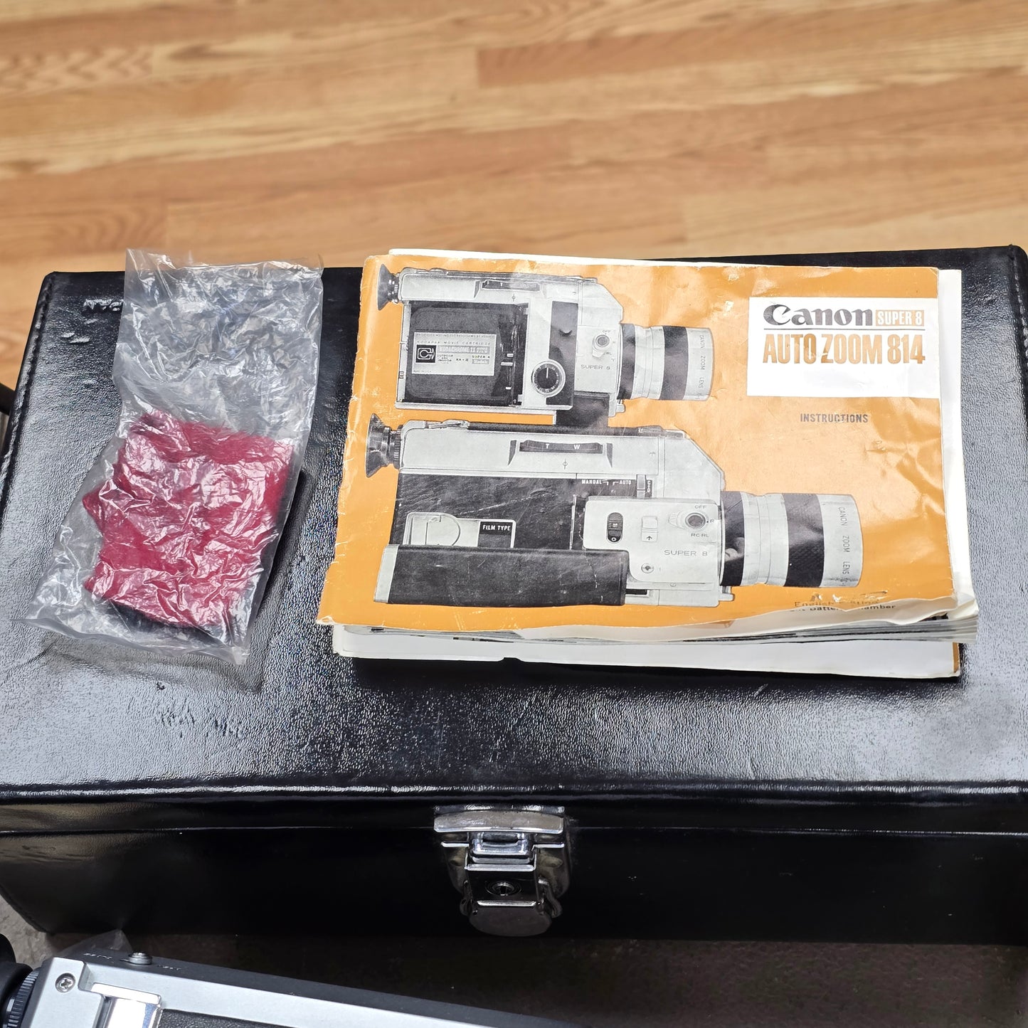 Canon 814 Autozoom Super 8mm Camera with Case S# 273369-253124