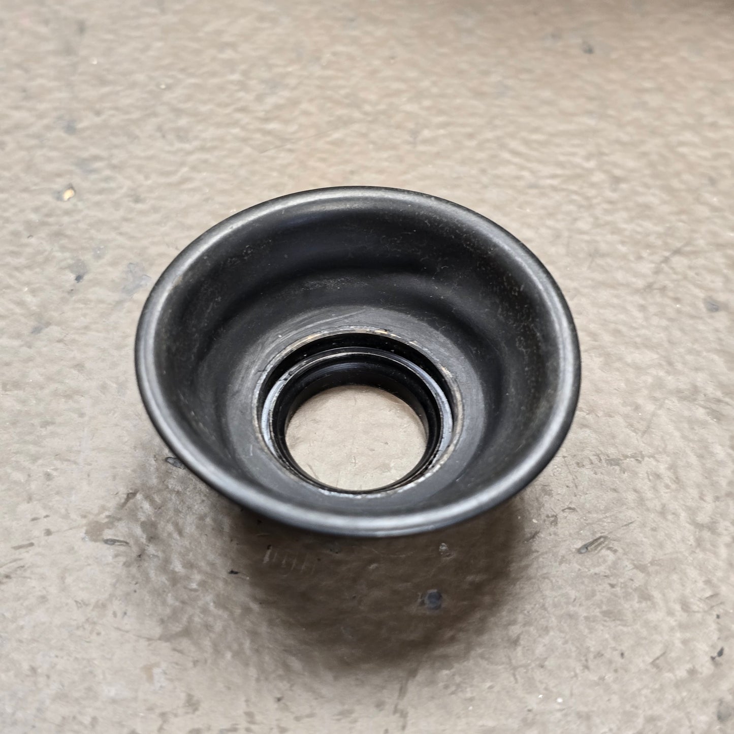 Beaulieu R-16 Rubber Eyecup with Insert Threaded Retaining Ring (Used)