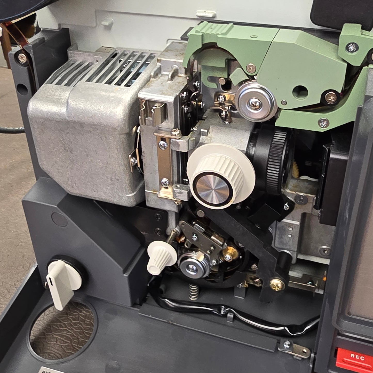 Elmo SC-18 Super 8mm Projector with Carrying Case S# 600249 & Super 8mm Film Logan's Run