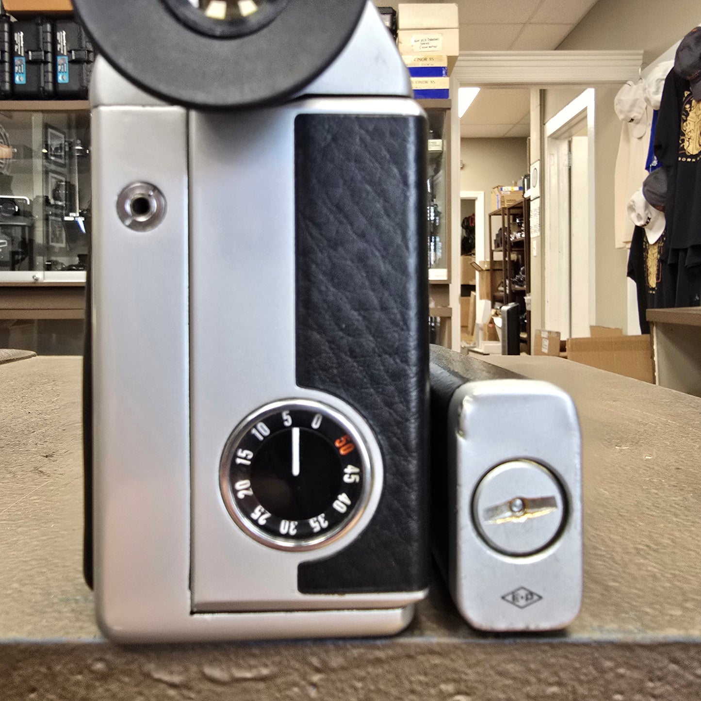 Canon 814 Autozoom Super 8mm Camera with Case S# 273369-253124