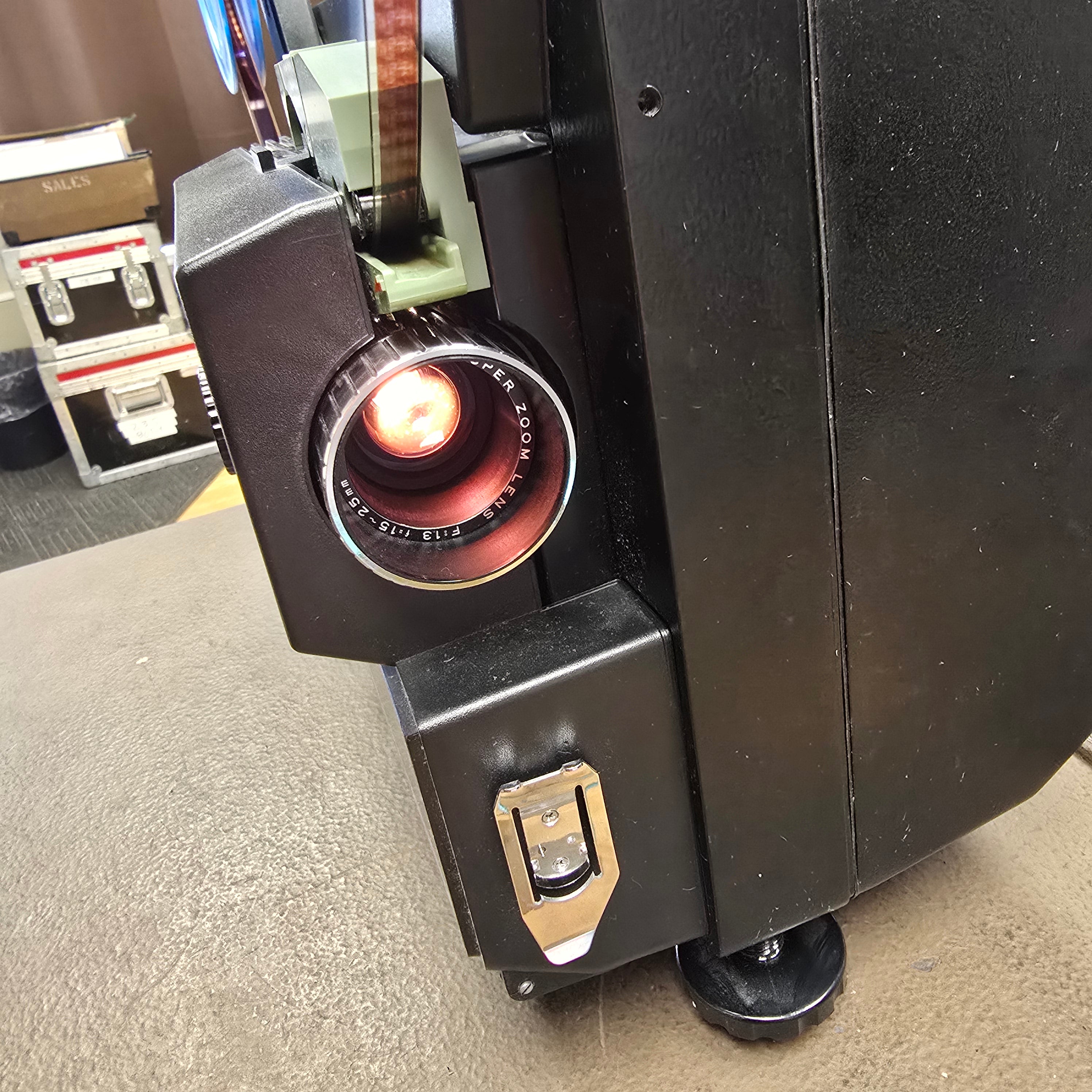 Elmo ST-600 M Super 8mm Sound Projector S# 409758 with The Wizard