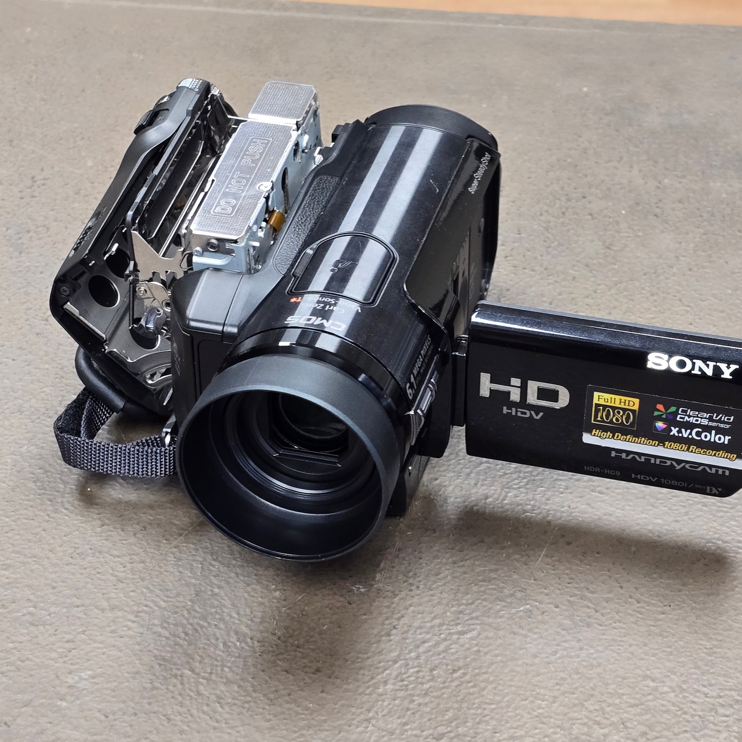 Sony HDR-HC9 HDV Mini DV 1080i Camcorder Package (NTSC) S# 122618