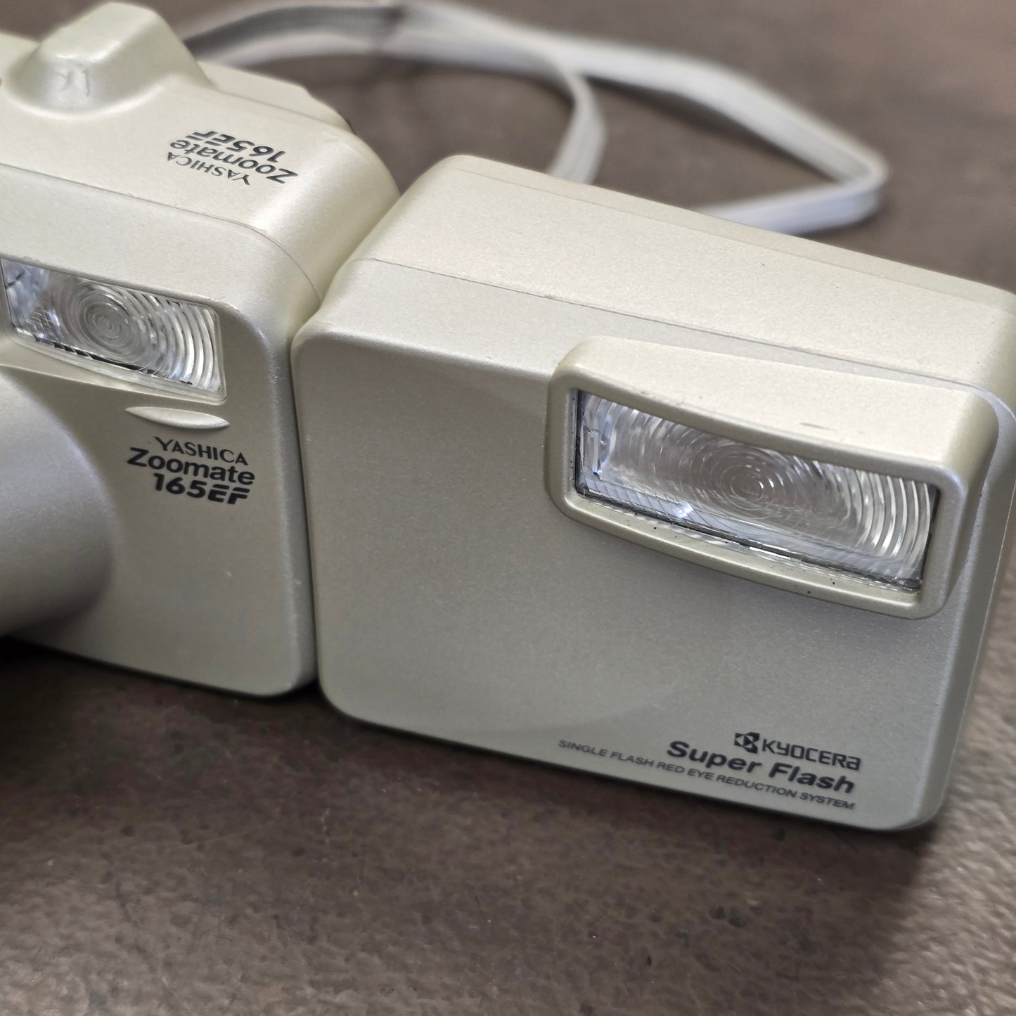 YASHICA ZOOMATE 165EF 35mm FILM CAMERA with 38-165mm Zoom Lens + FLASH KYOCERA