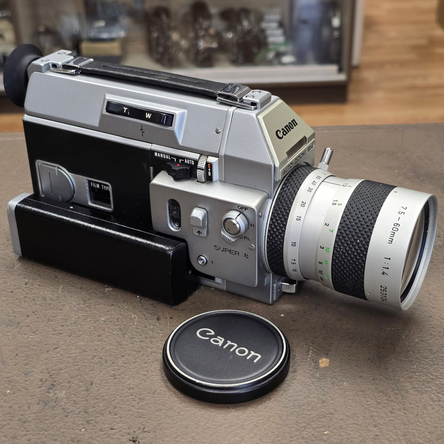 Canon 814 Autozoom Super 8mm Camera with Case S# 273369-253124