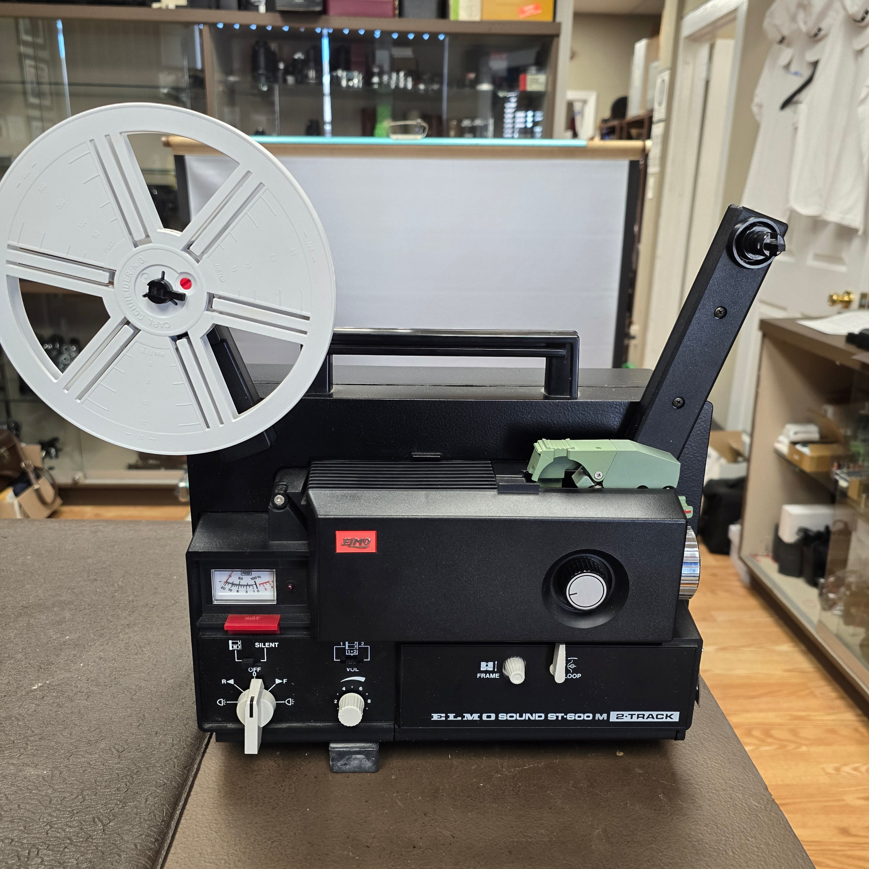 Elmo ST-600 M Super 8mm Sound Projector S# 409758 with The Wizard