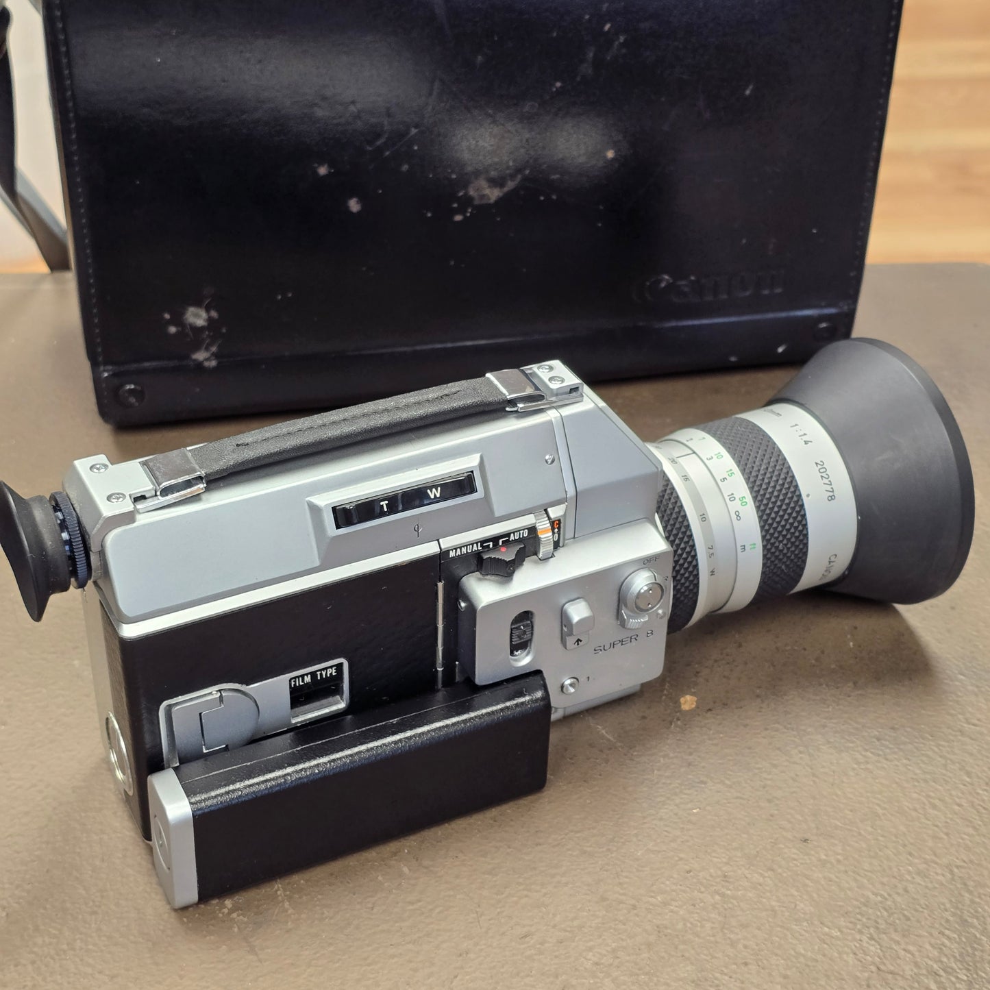 Canon 814 Autozoom Super 8mm Camera with Case S# 221884-202778