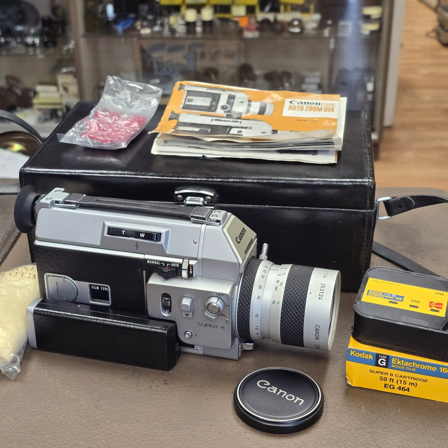 Canon 814 Autozoom Super 8mm Camera with Case S# 273369-253124