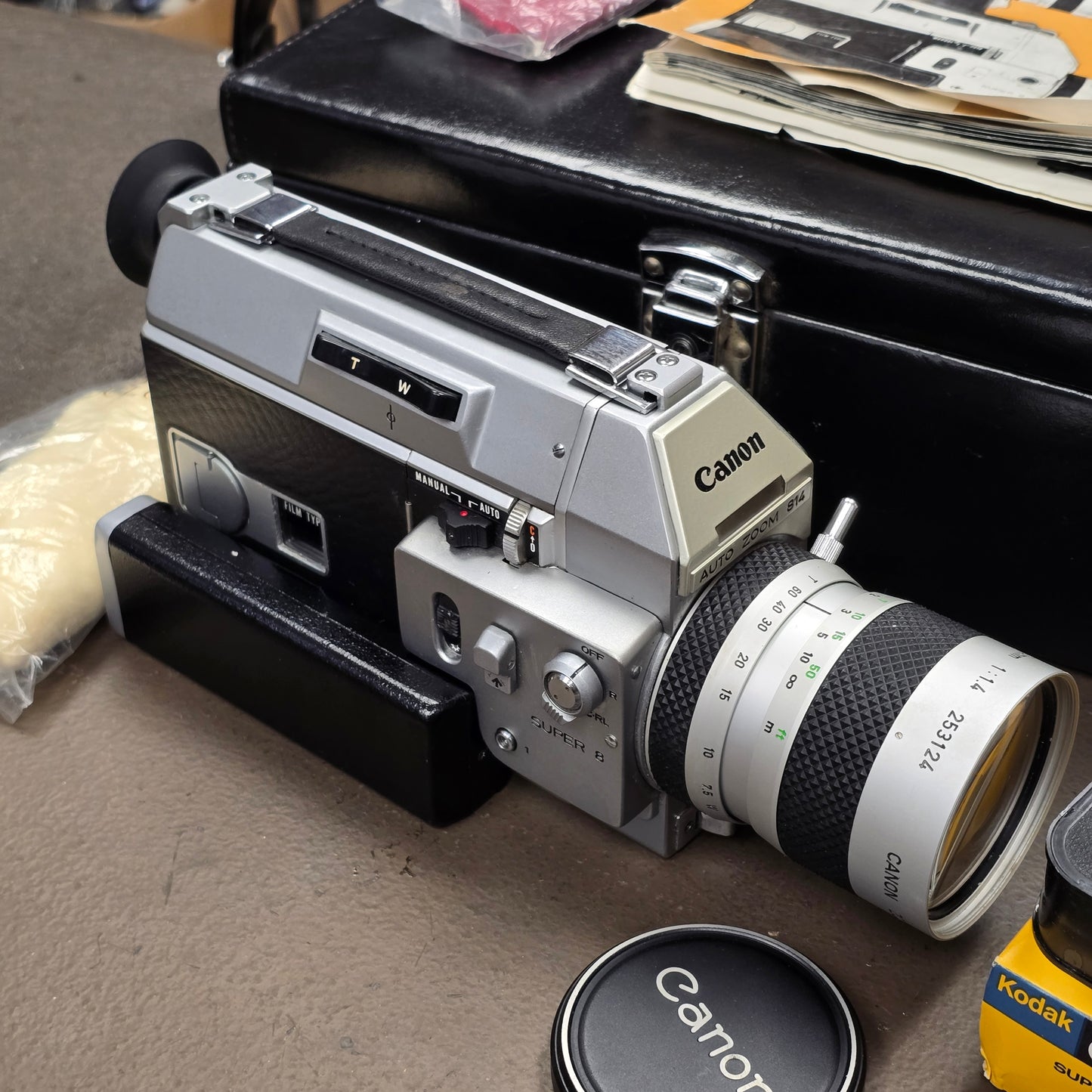 Canon 814 Autozoom Super 8mm Camera with Case S# 273369-253124