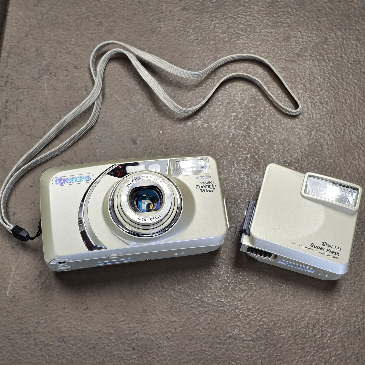 YASHICA ZOOMATE 165EF 35mm FILM CAMERA with 38-165mm Zoom Lens + FLASH KYOCERA